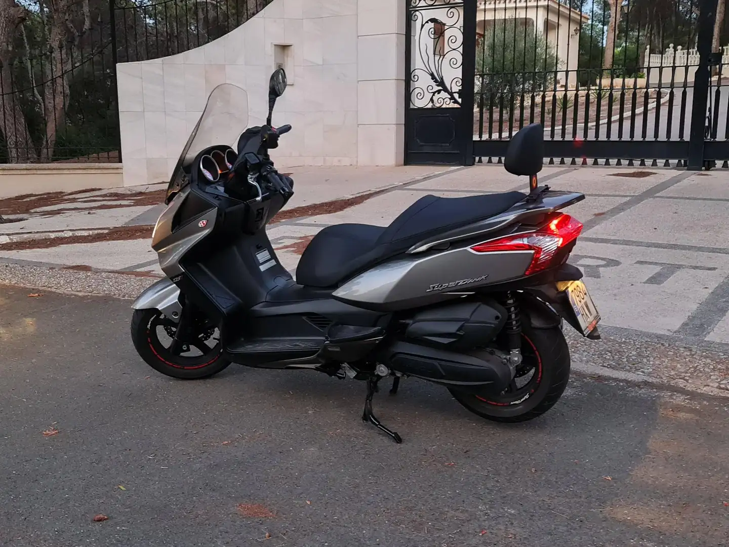 Kymco Downtown 125i Superdink 125I muy cuidada, siempre en garaje. Beige - 1