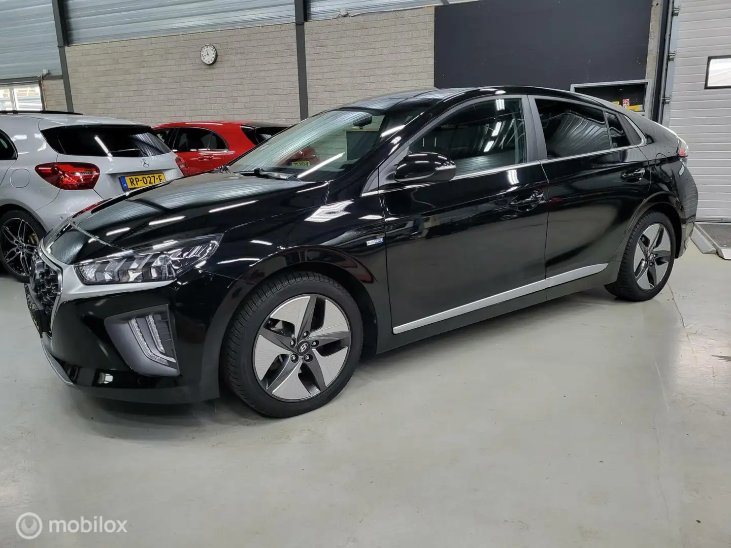 Hyundai IONIQ 1.6 GDi Comfort Plus/Acc/Carplay/Camera/Clima Zwart - 2