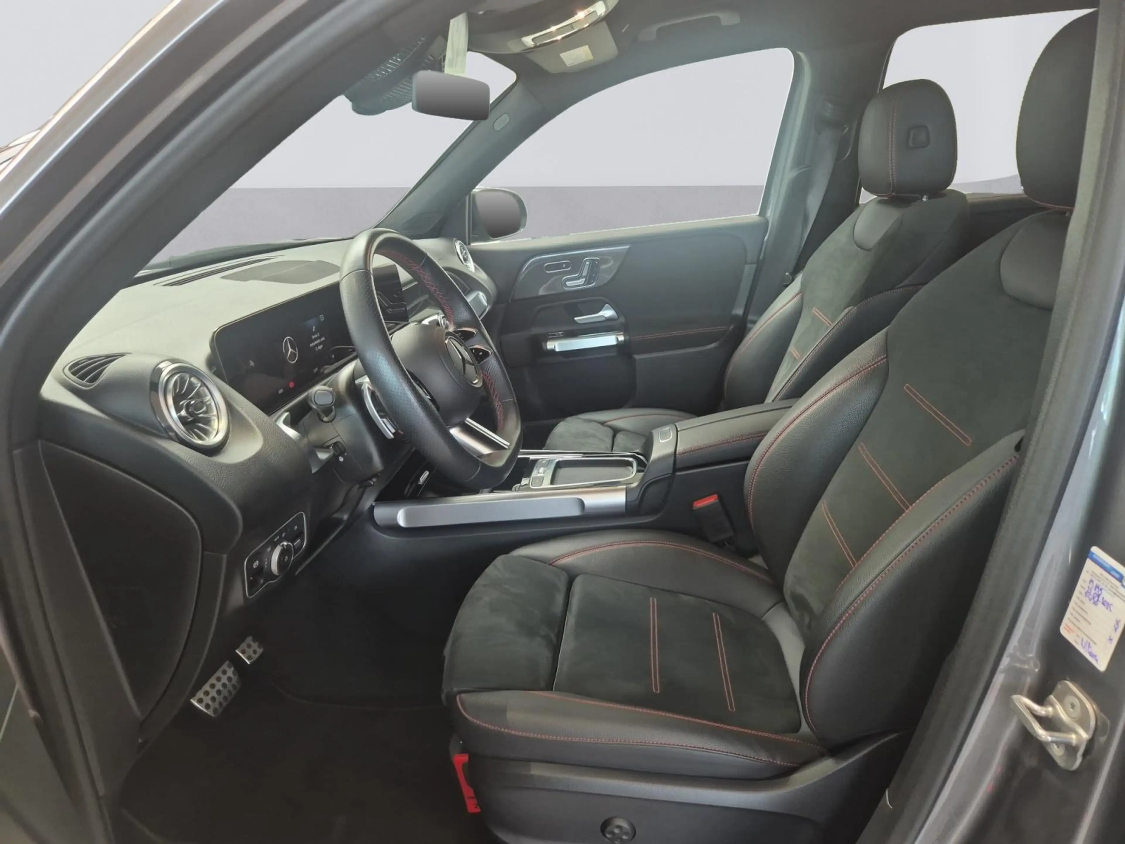 Mercedes-Benz GLB 200 AMG Line — photo 11