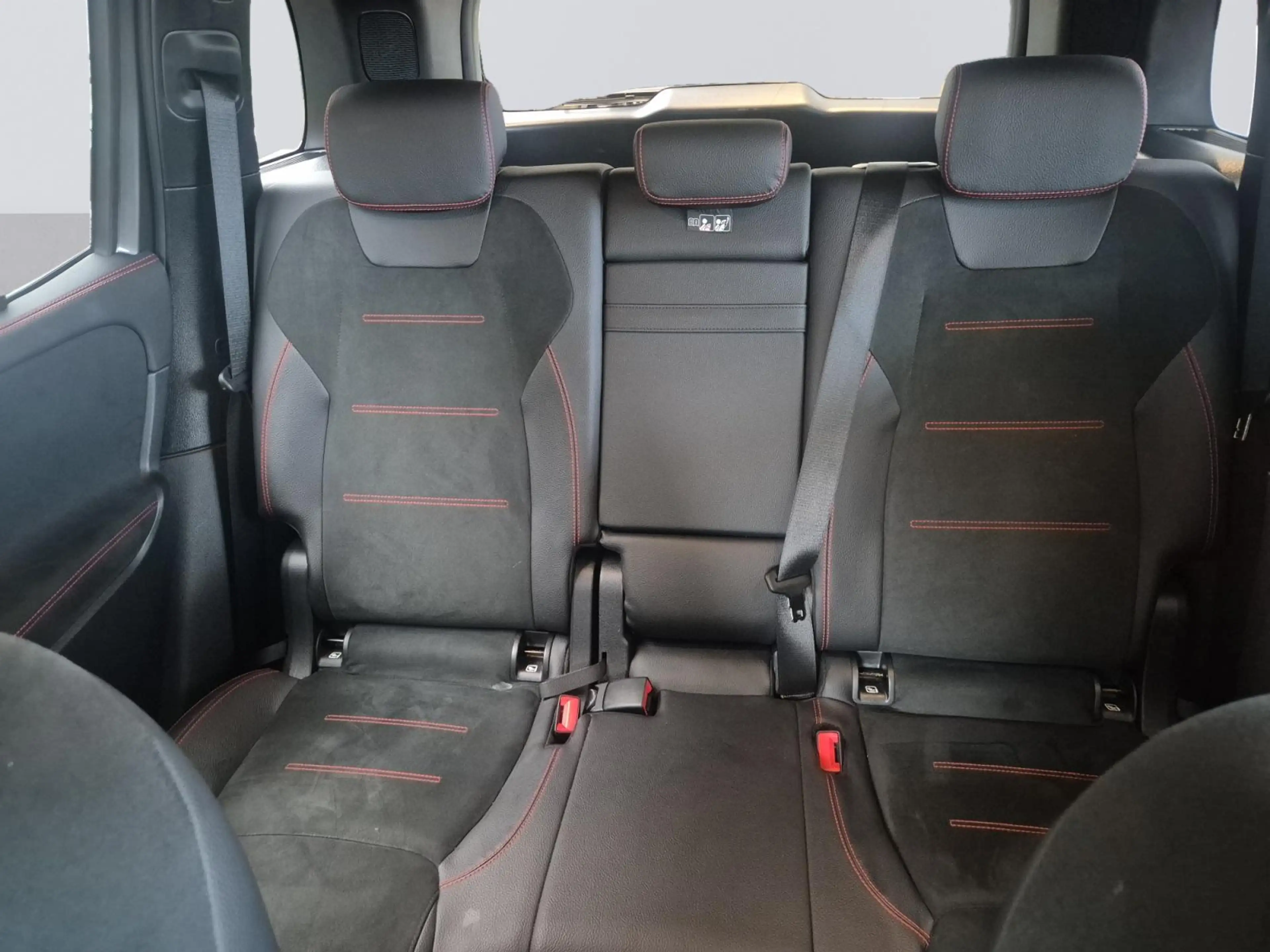 Mercedes-Benz GLB 200 AMG Line — photo 13