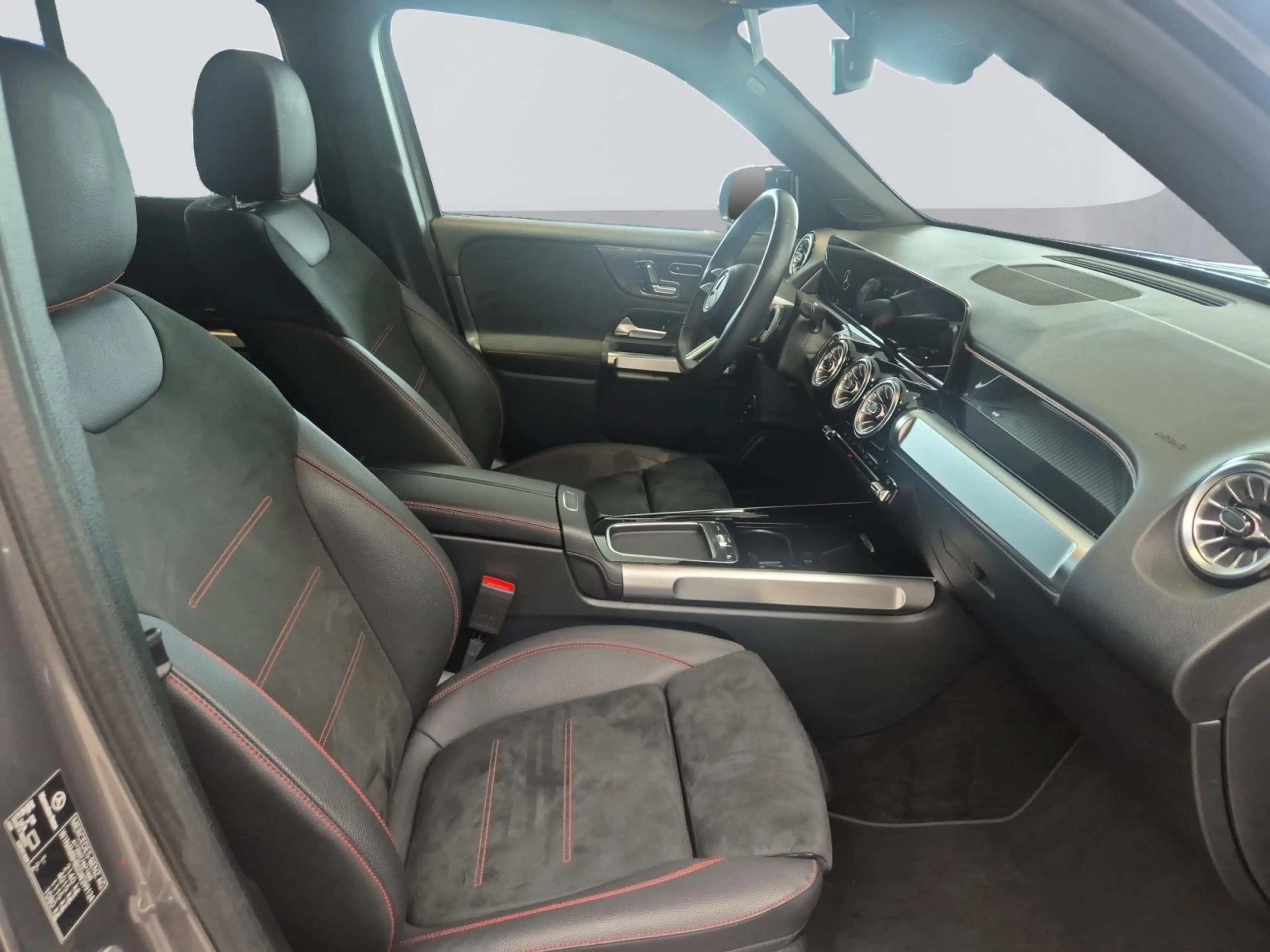 Mercedes-Benz GLB 200 AMG Line — photo 10