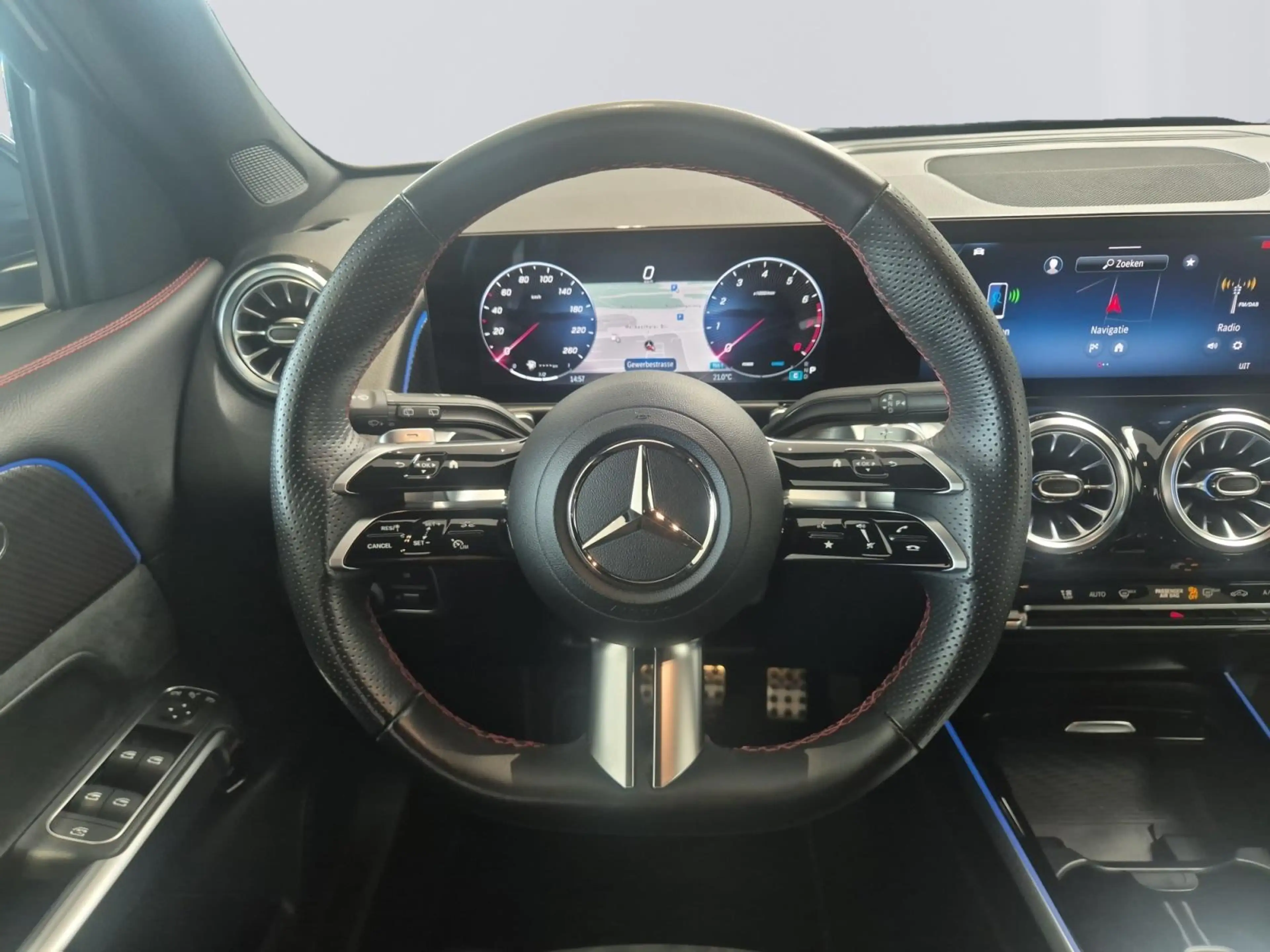 Mercedes-Benz GLB 200 AMG Line — photo 15