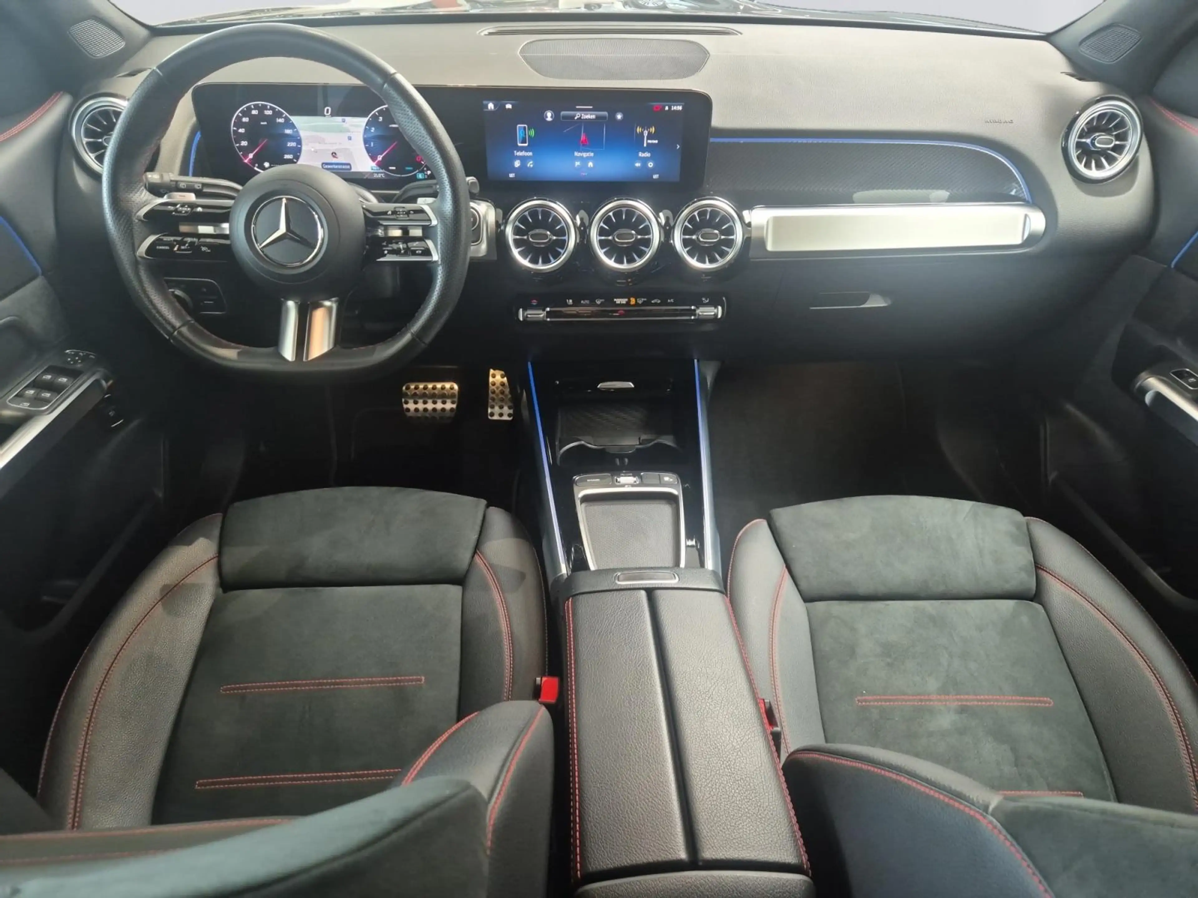 Mercedes-Benz GLB 200 AMG Line — photo 12