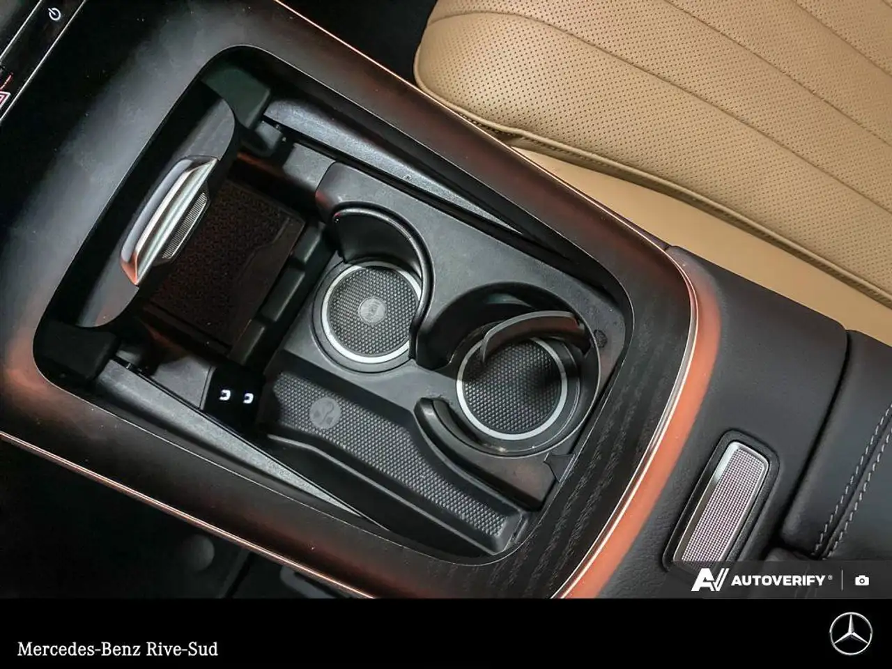 Mercedes-Benz E-Class снимка Mercedes-Benz E-Class