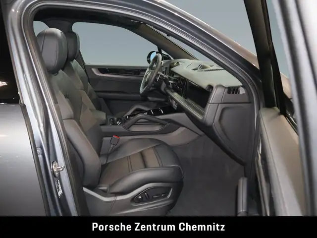 Porsche Cayenne view 13