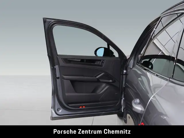 Porsche Cayenne view 10