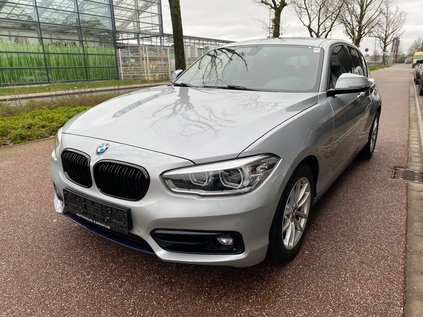 BMW 120 120d Sport Line Leder/LED/Schiebedach/Navi/Kamera Grau - 2