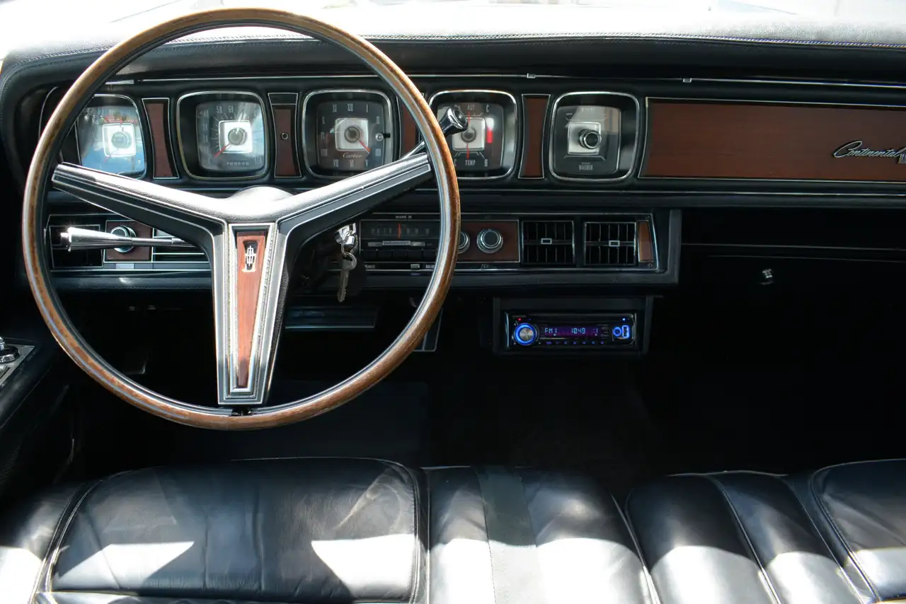 Lincoln Continental снимка Lincoln Continental