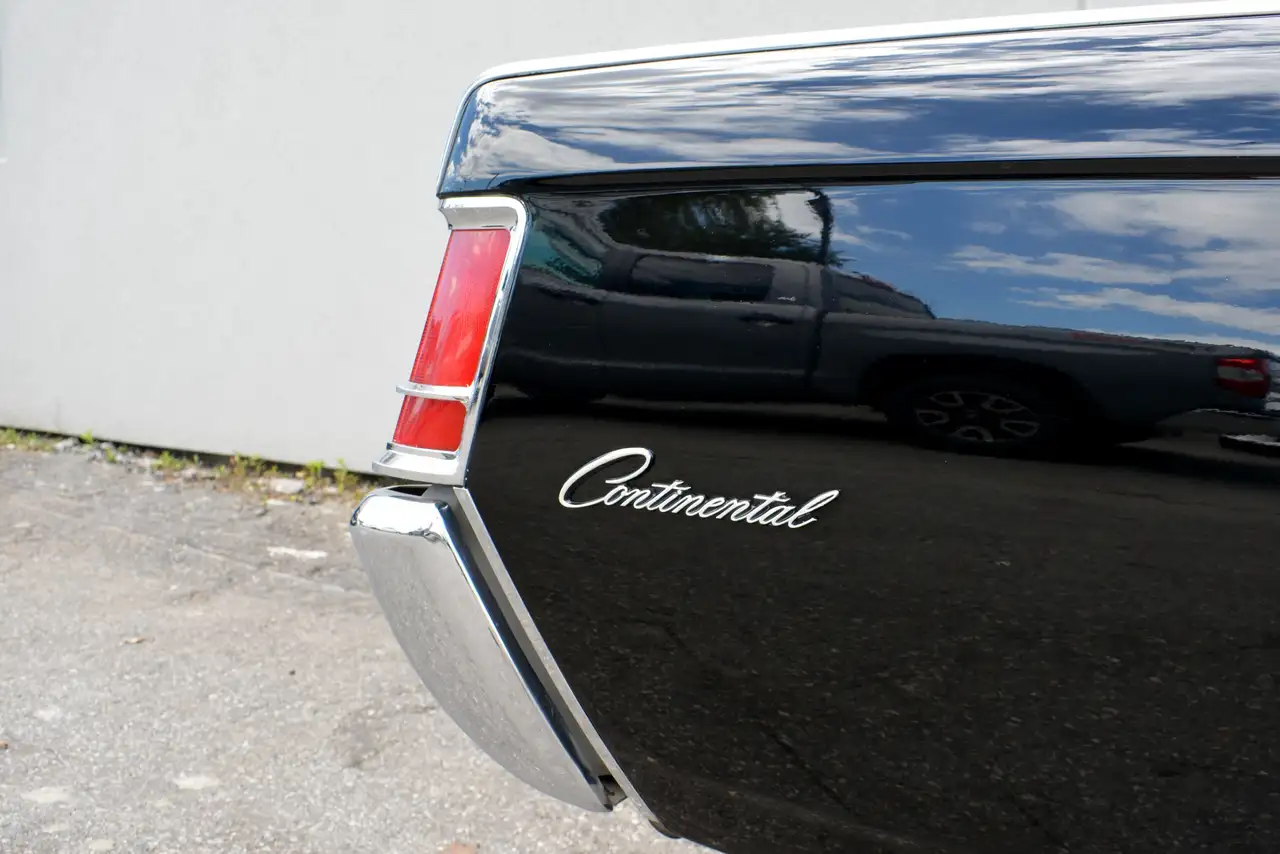 Lincoln Continental снимка Lincoln Continental