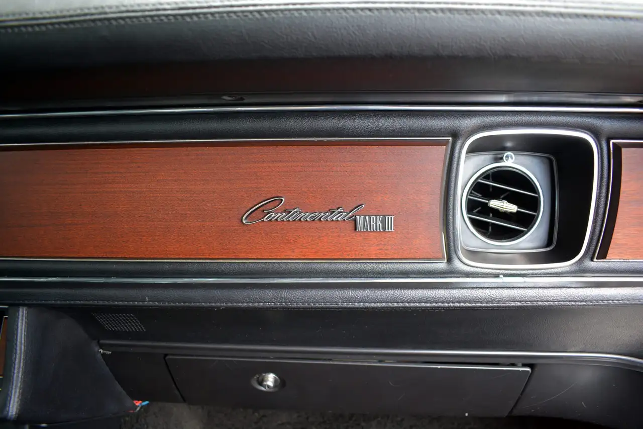 Lincoln Continental снимка Lincoln Continental