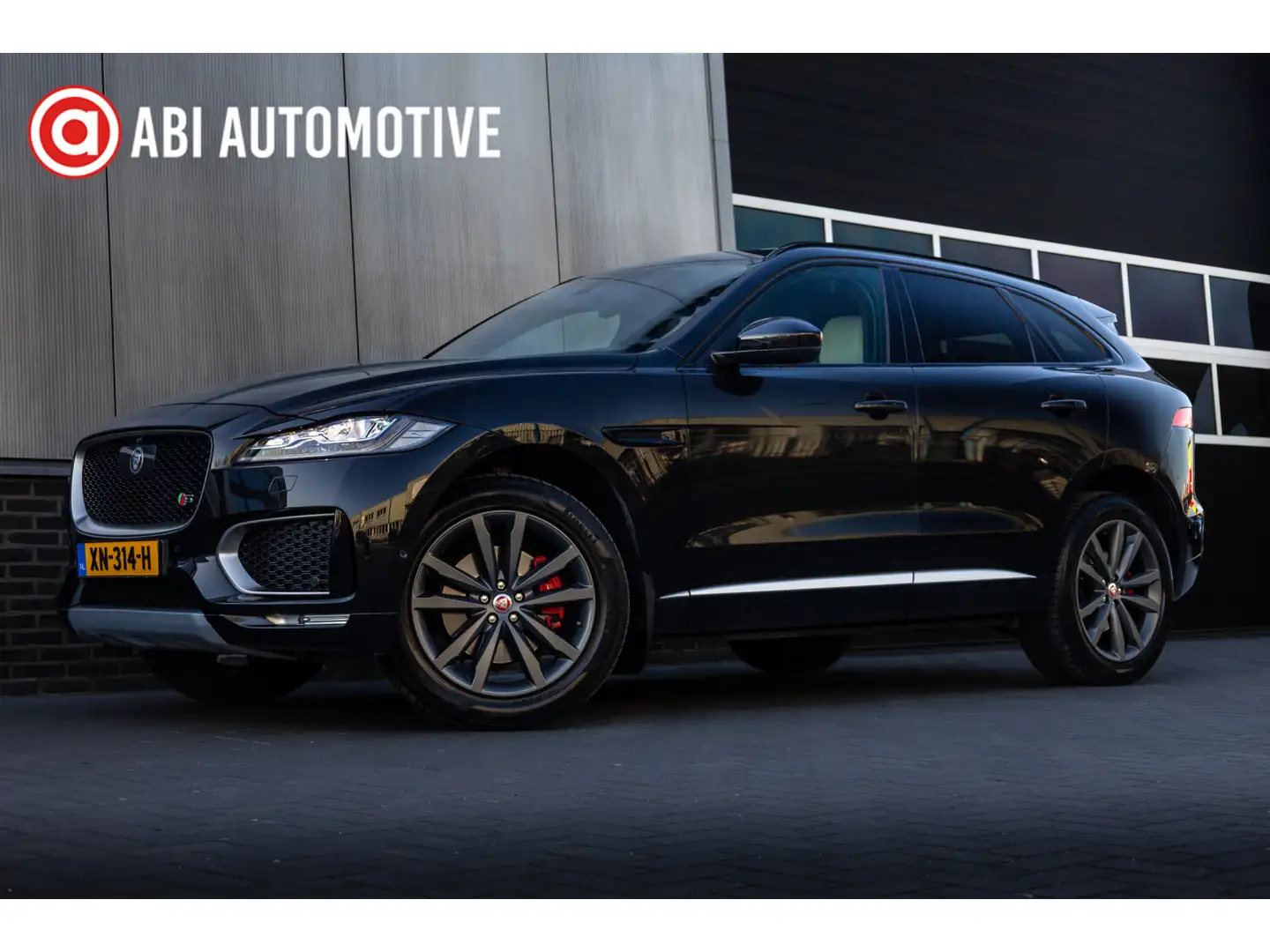 Jaguar F-Pace 3.0 S 381 pk First Edition AWD / Pano-Dak/ Meridia Zwart - 1