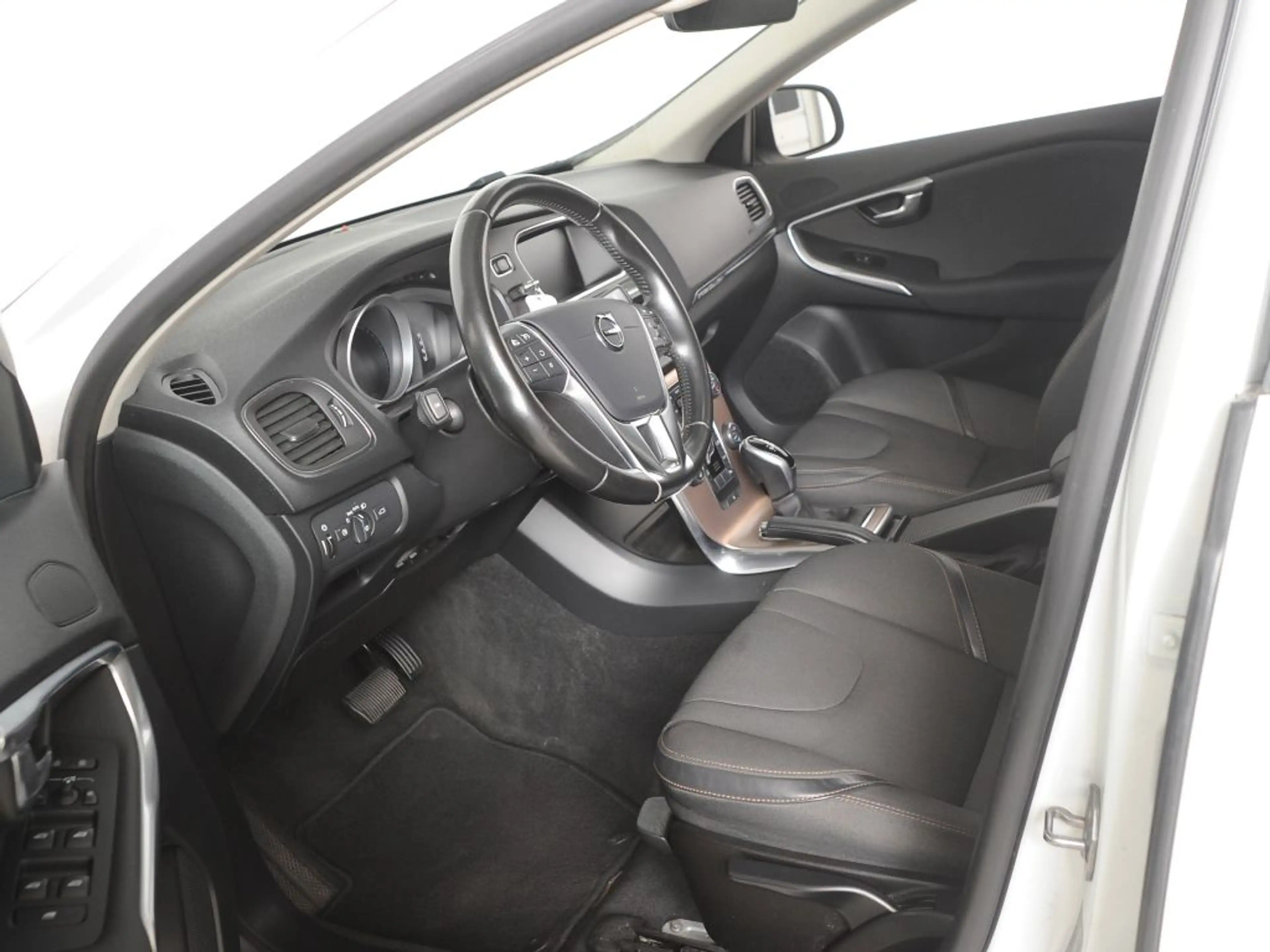Volvo V40 Cross Country D4 Geartronic Plus *Business- Licht- Winter-Paket* — photo 11