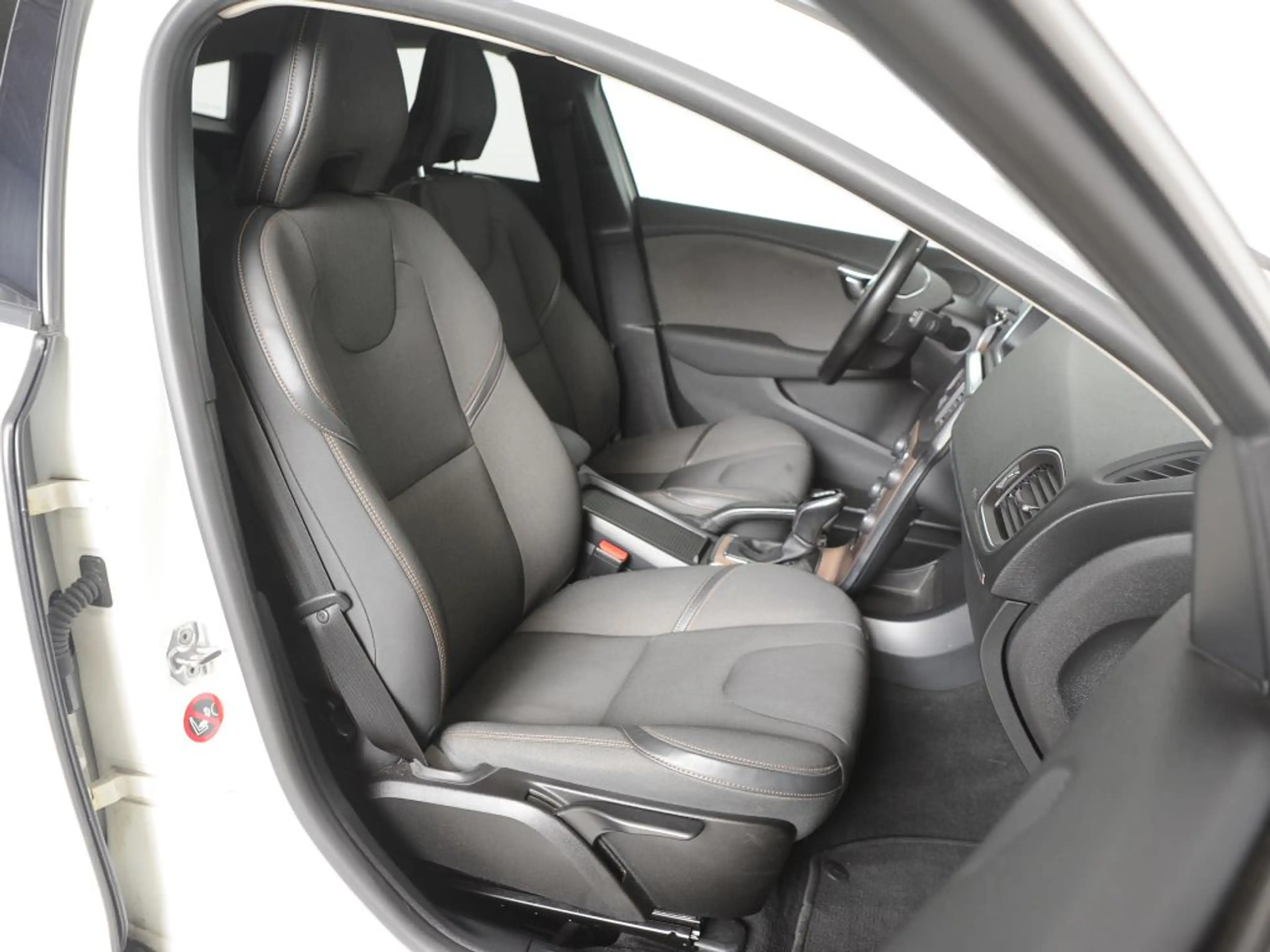 Volvo V40 Cross Country D4 Geartronic Plus *Business- Licht- Winter-Paket* — photo 10