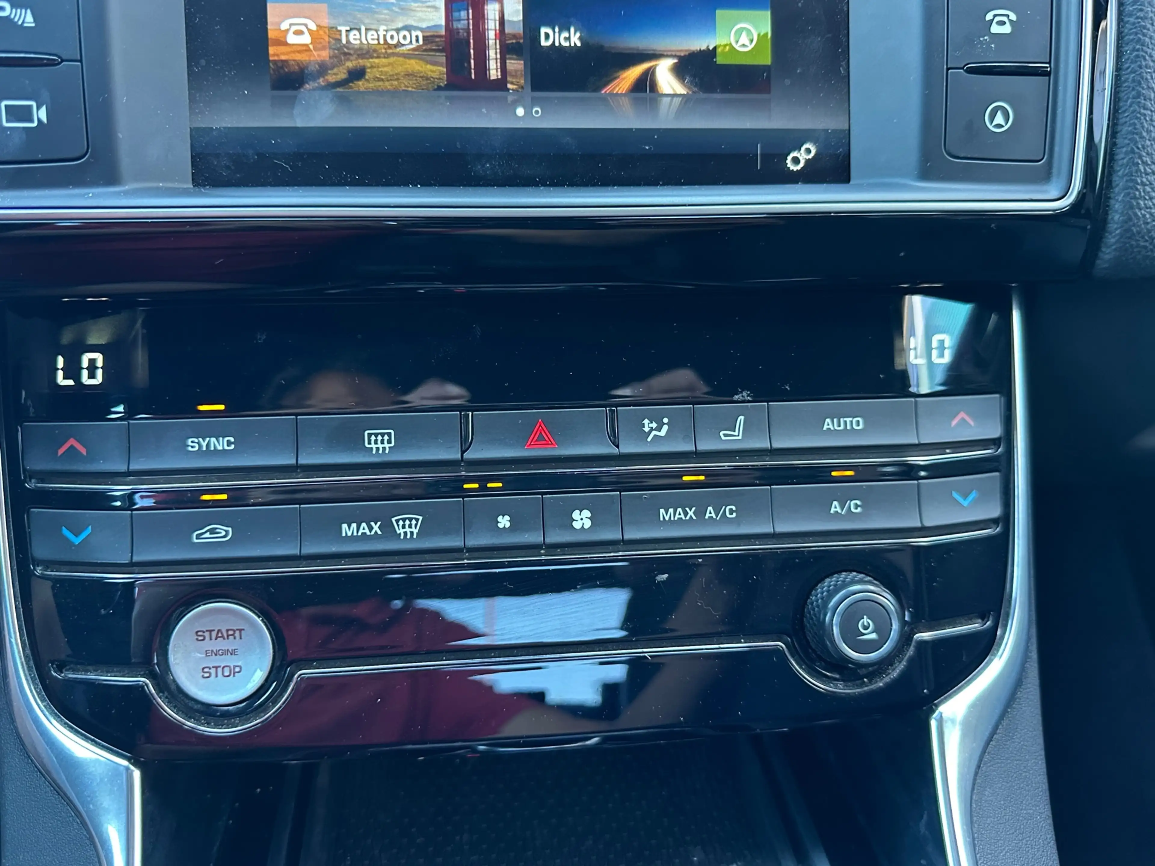 Jaguar XE 2.0 D Portfolio / Leder / Navi / Camera / Meredian — photo 19
