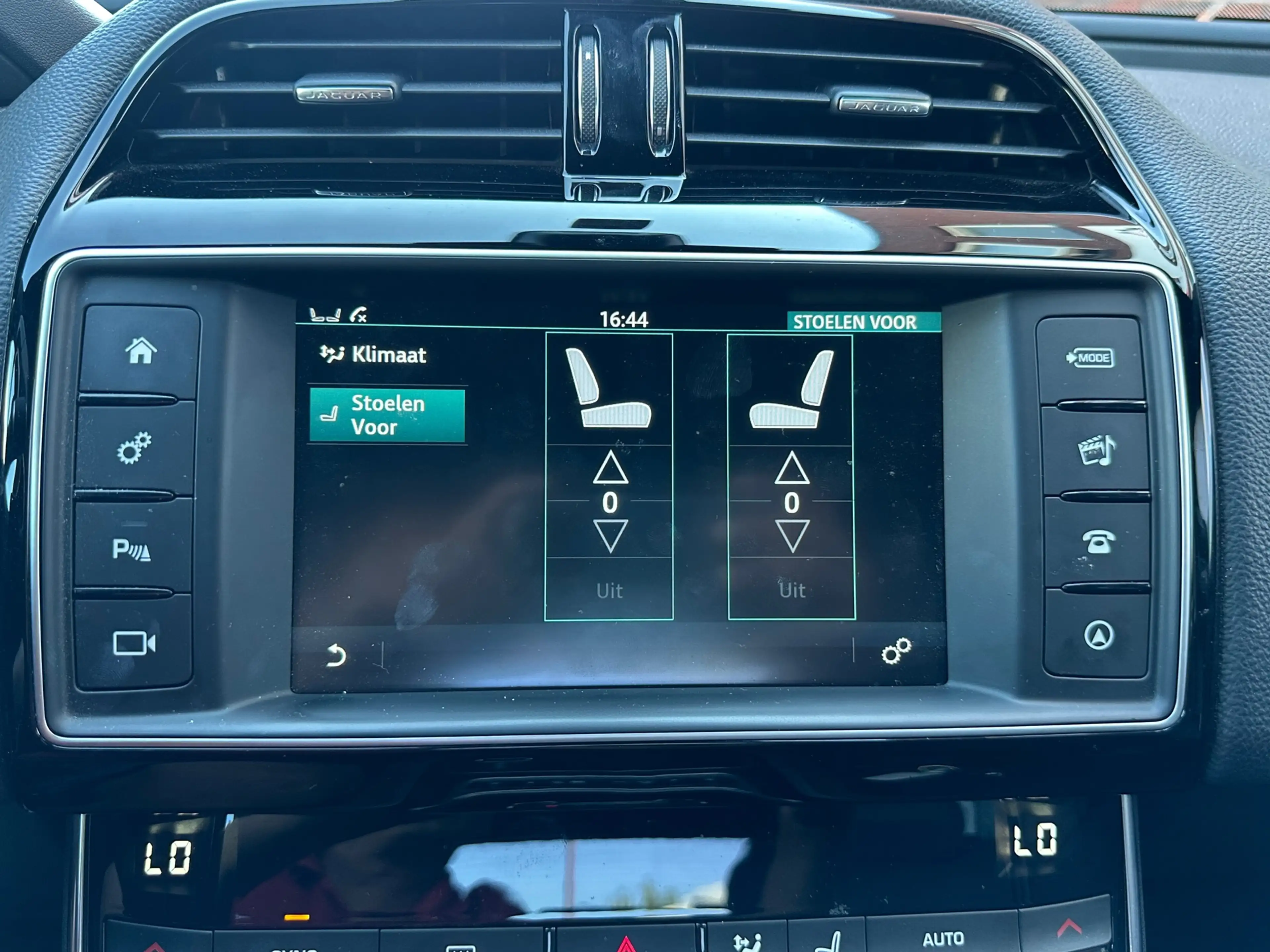 Jaguar XE 2.0 D Portfolio / Leder / Navi / Camera / Meredian — photo 11