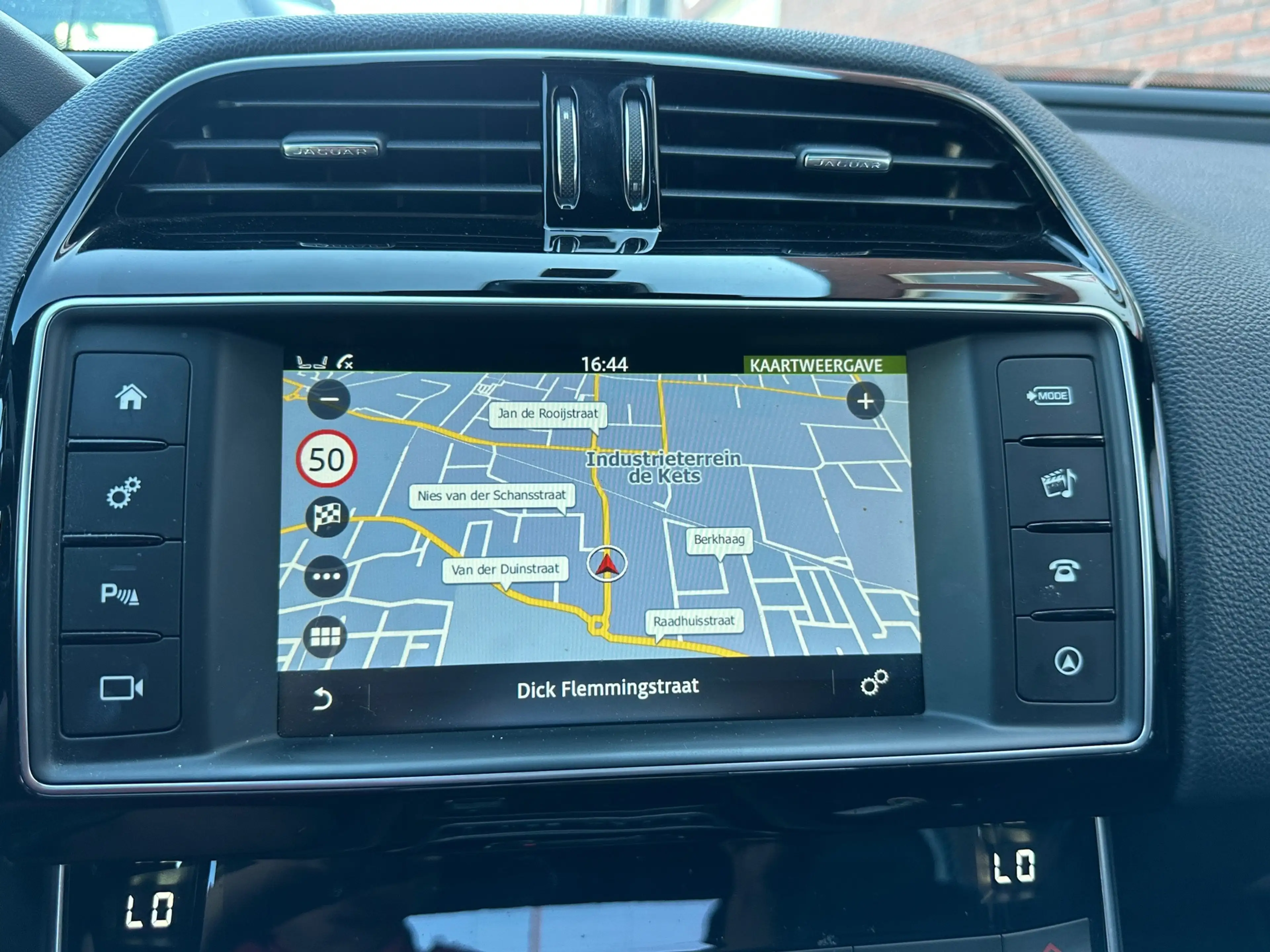 Jaguar XE 2.0 D Portfolio / Leder / Navi / Camera / Meredian — photo 6