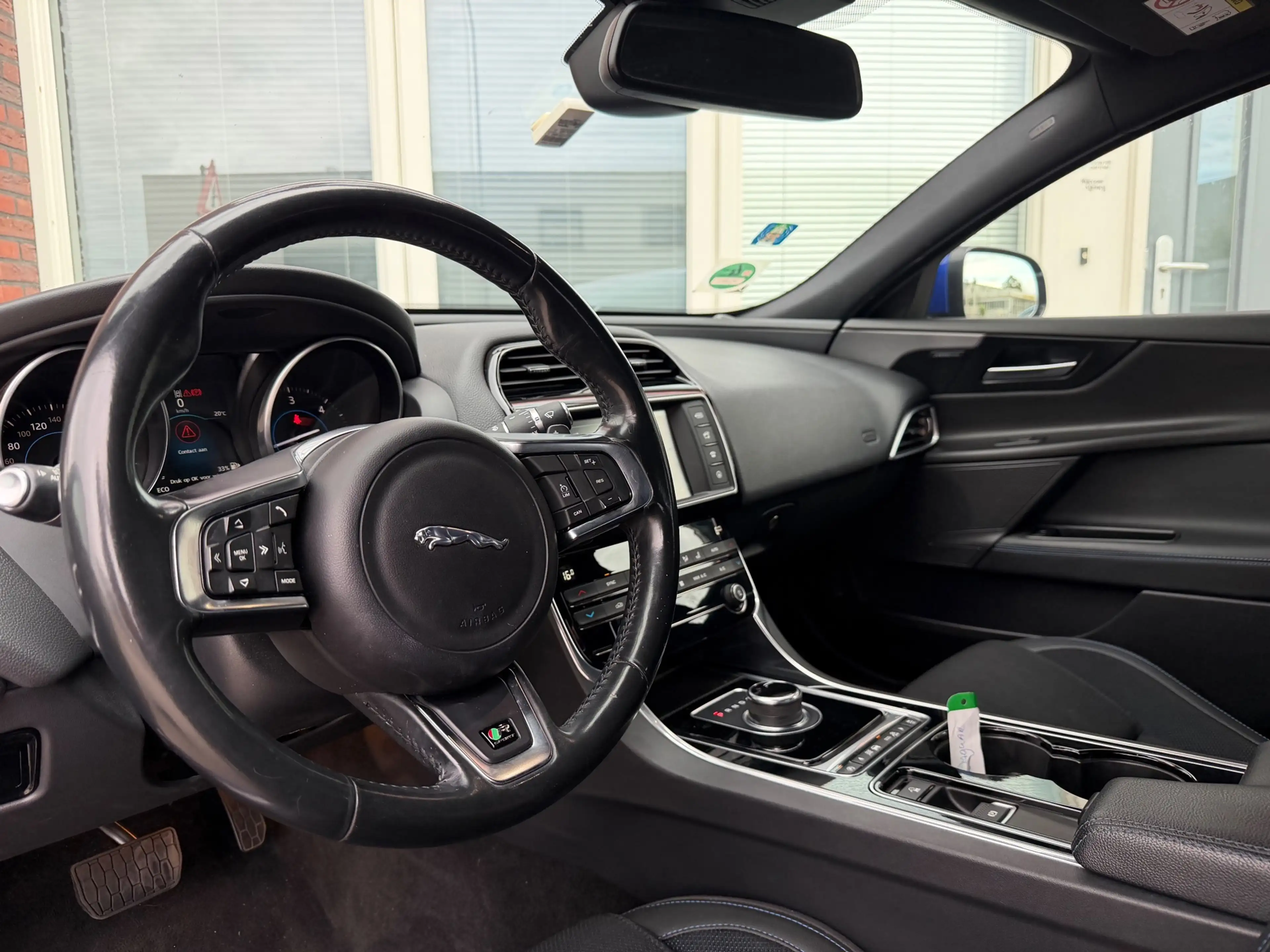 Jaguar XE 2.0 D Portfolio / Leder / Navi / Camera / Meredian — photo 18