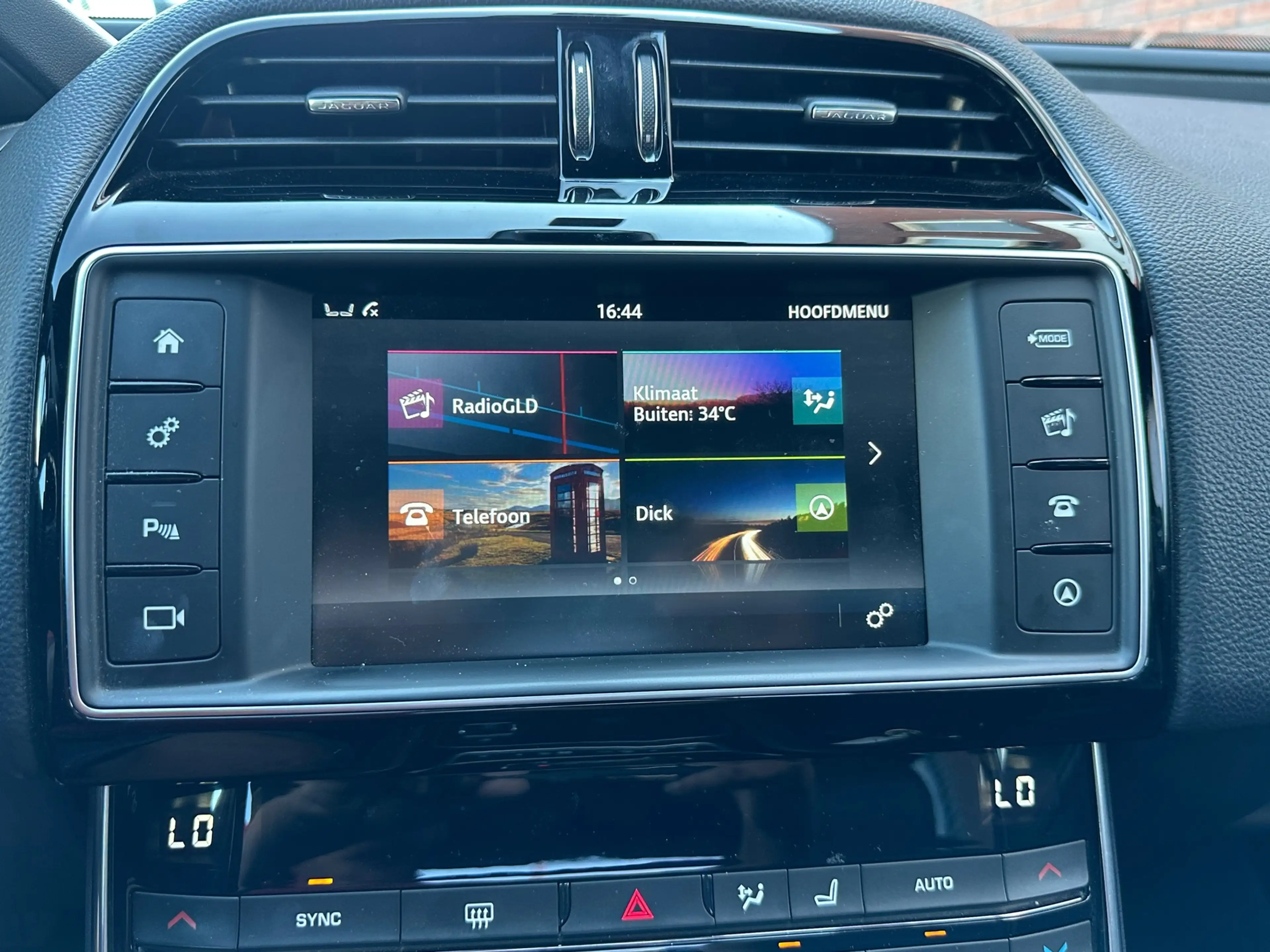 Jaguar XE 2.0 D Portfolio / Leder / Navi / Camera / Meredian — photo 10