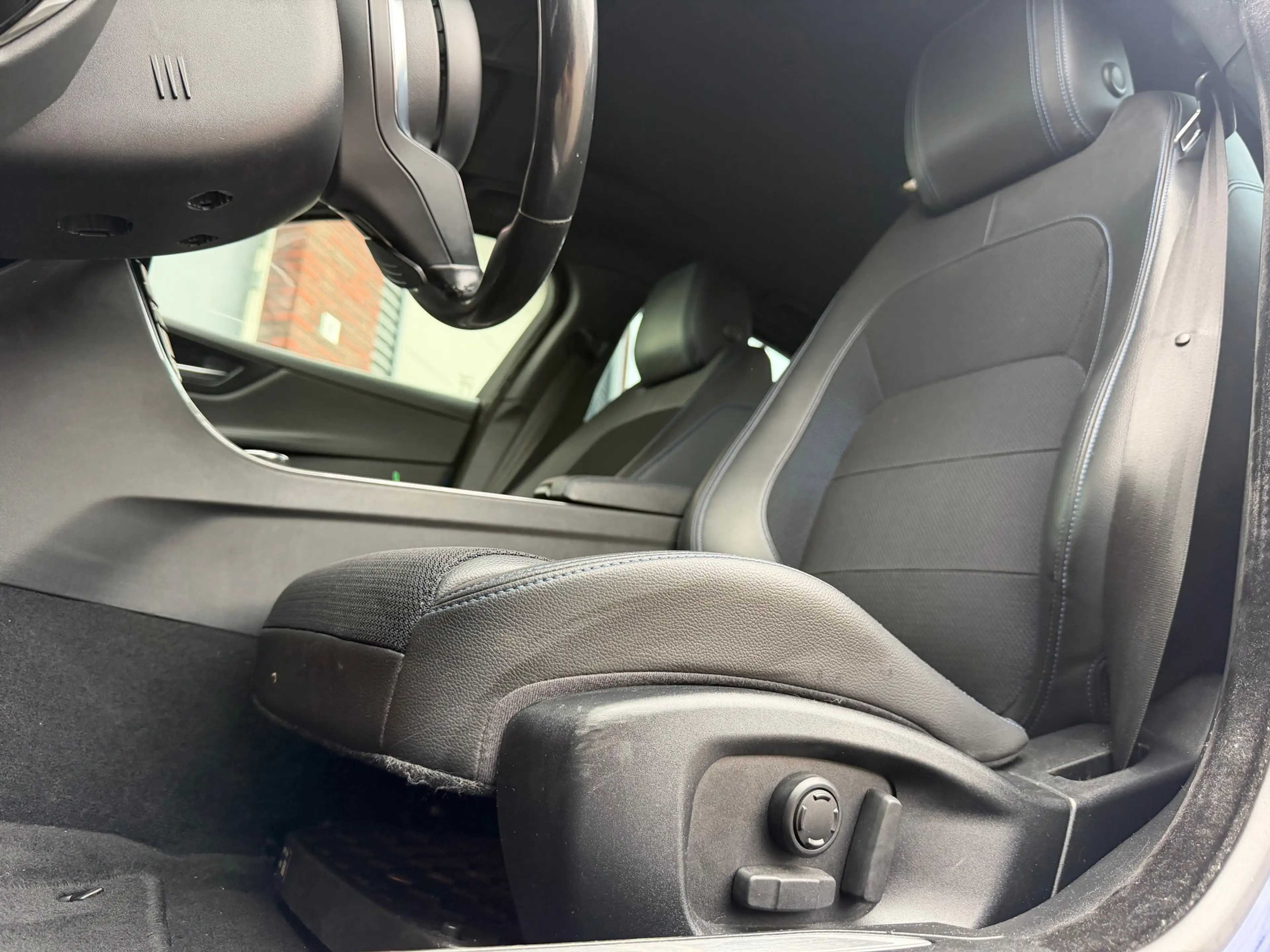 Jaguar XE 2.0 D Portfolio / Leder / Navi / Camera / Meredian — photo 4