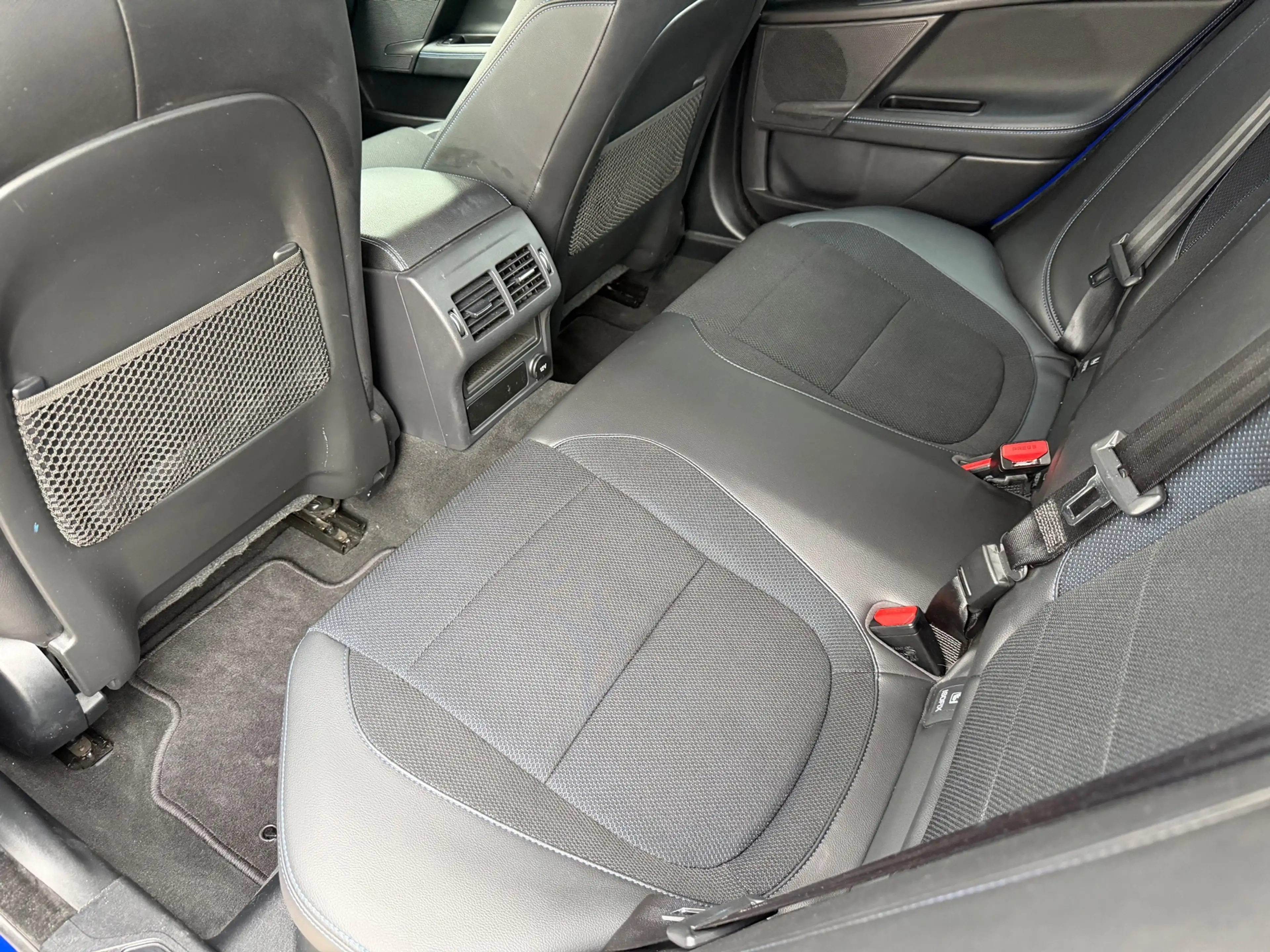 Jaguar XE 2.0 D Portfolio / Leder / Navi / Camera / Meredian — photo 32
