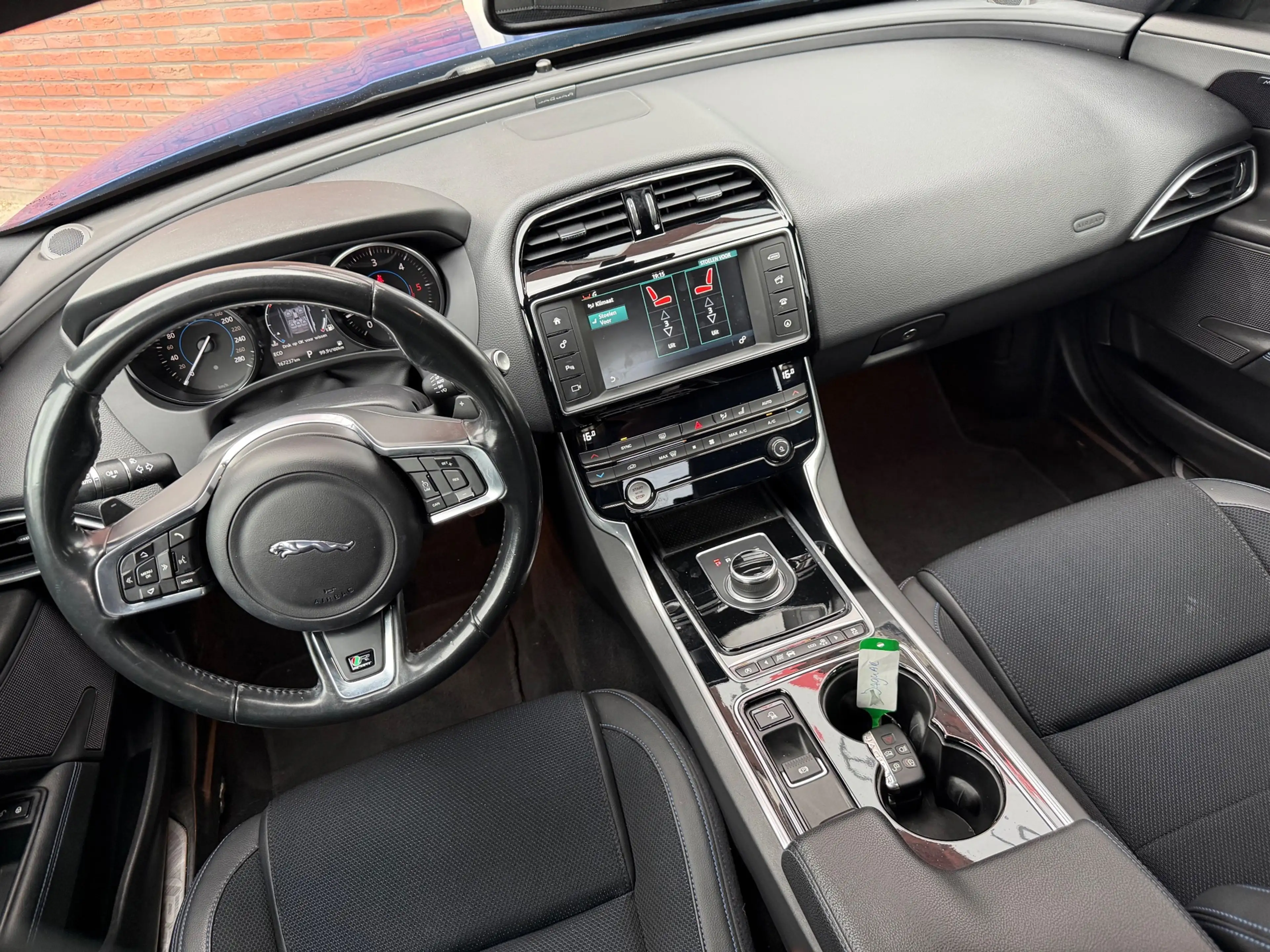 Jaguar XE 2.0 D Portfolio / Leder / Navi / Camera / Meredian — photo 3