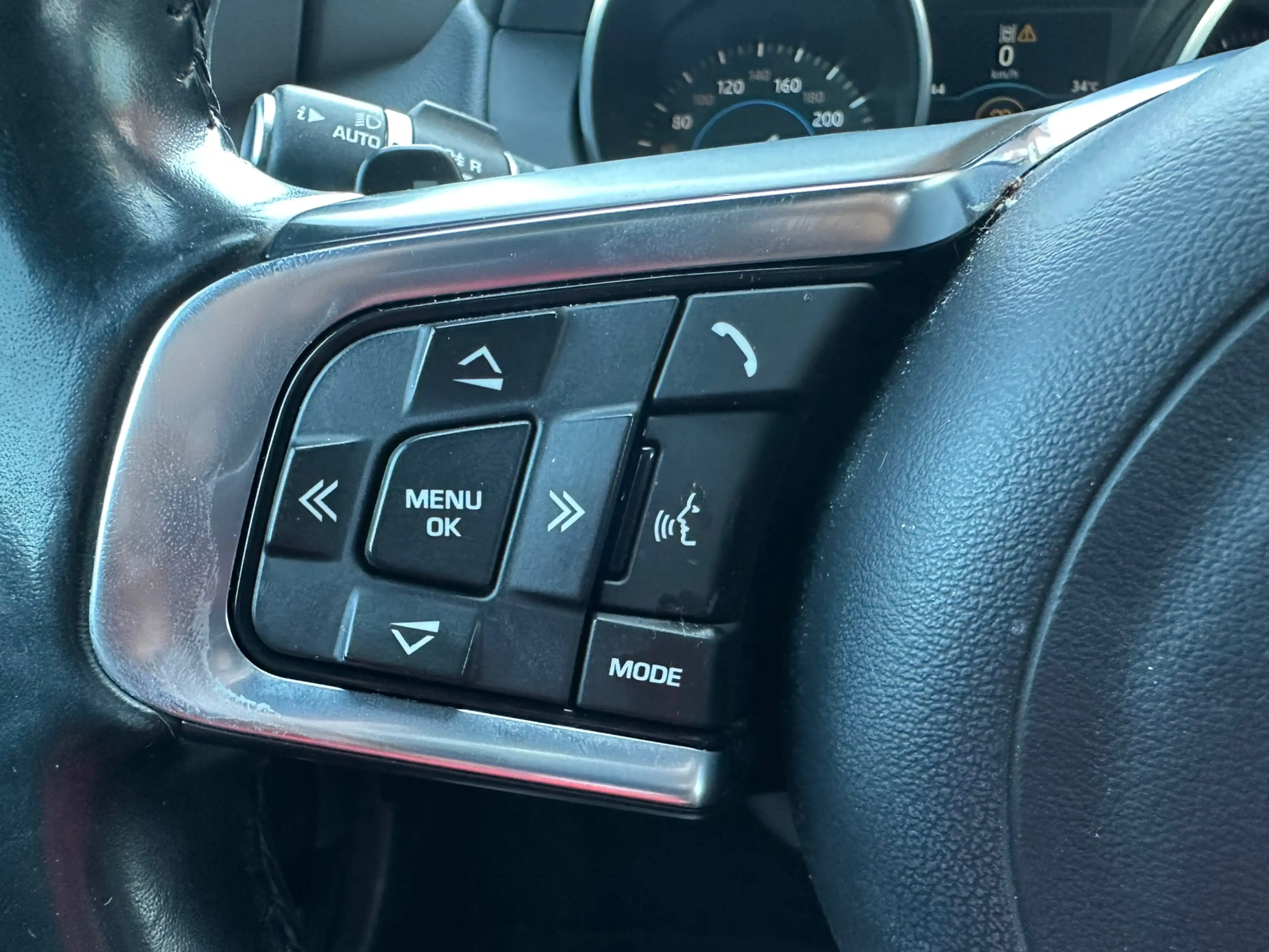 Jaguar XE 2.0 D Portfolio / Leder / Navi / Camera / Meredian — photo 21