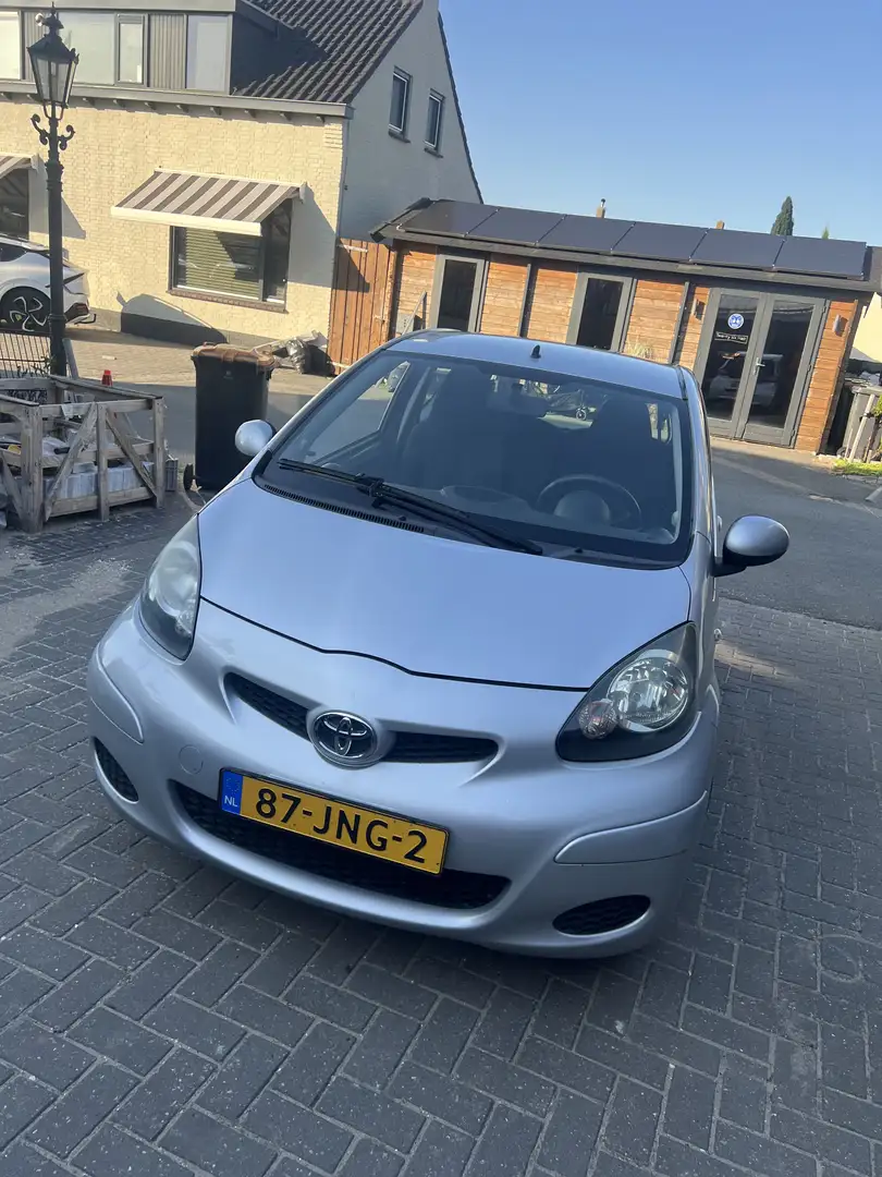 Toyota Aygo grijs - 1