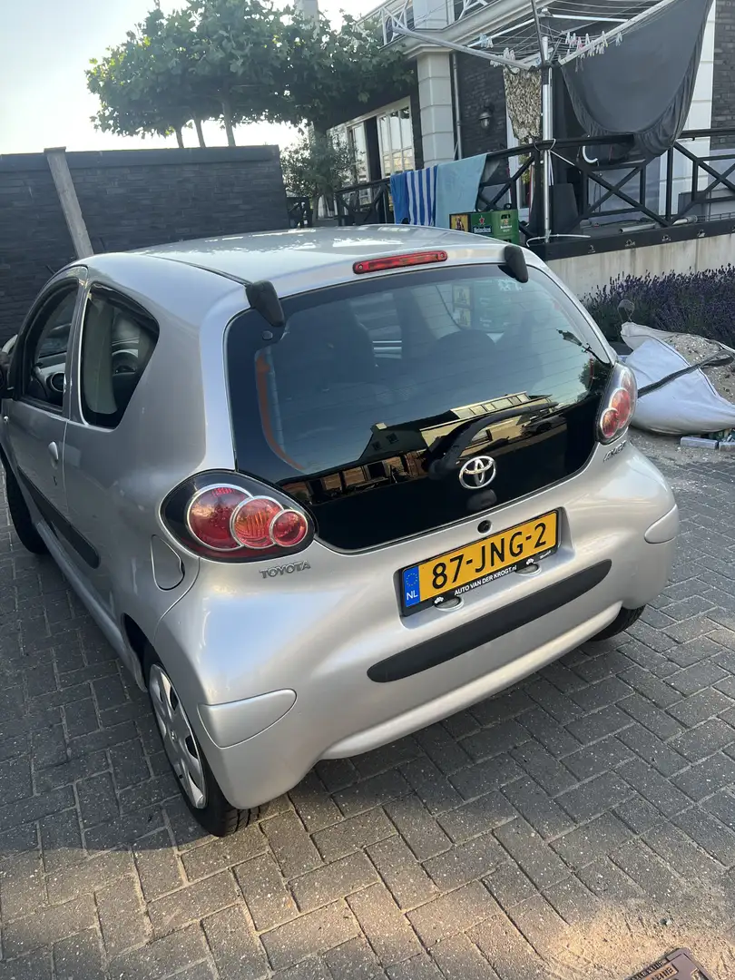 Toyota Aygo grijs - 2