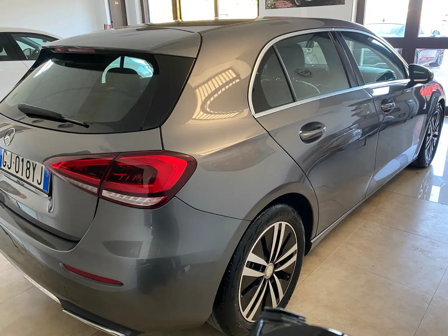 Mercedes-Benz A 180 d Business auto Gris - 1