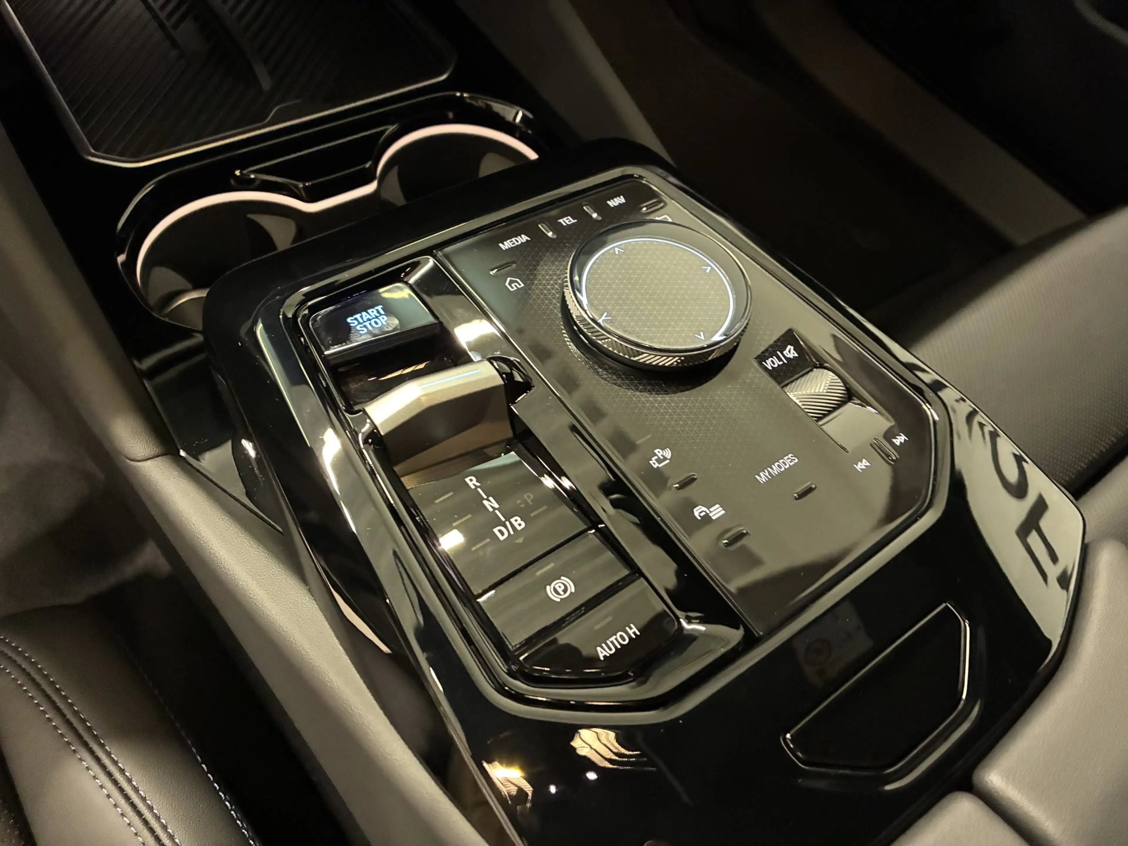 BMW i5 xDrive40 — photo 13