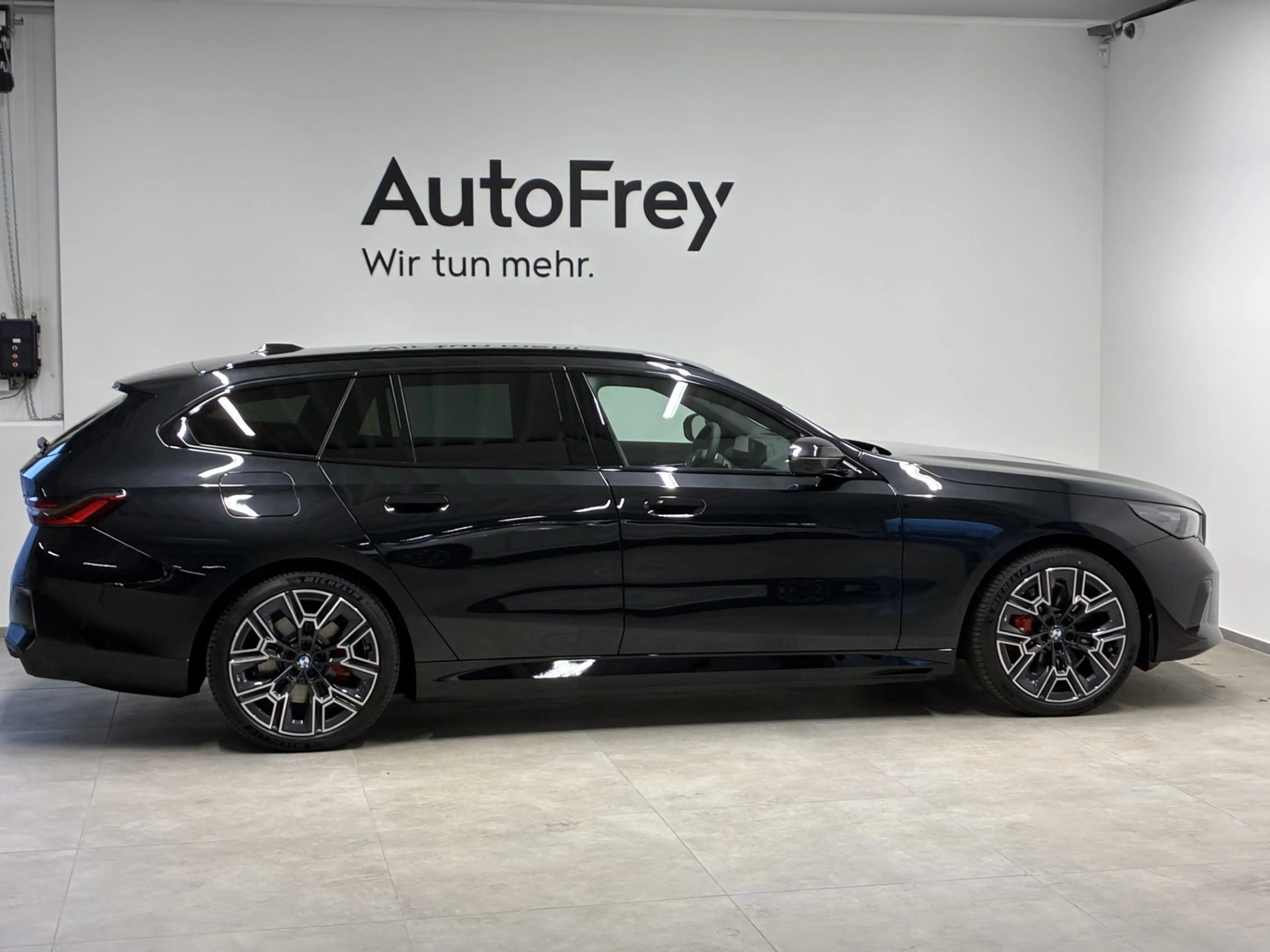 BMW i5 xDrive40 — photo 4