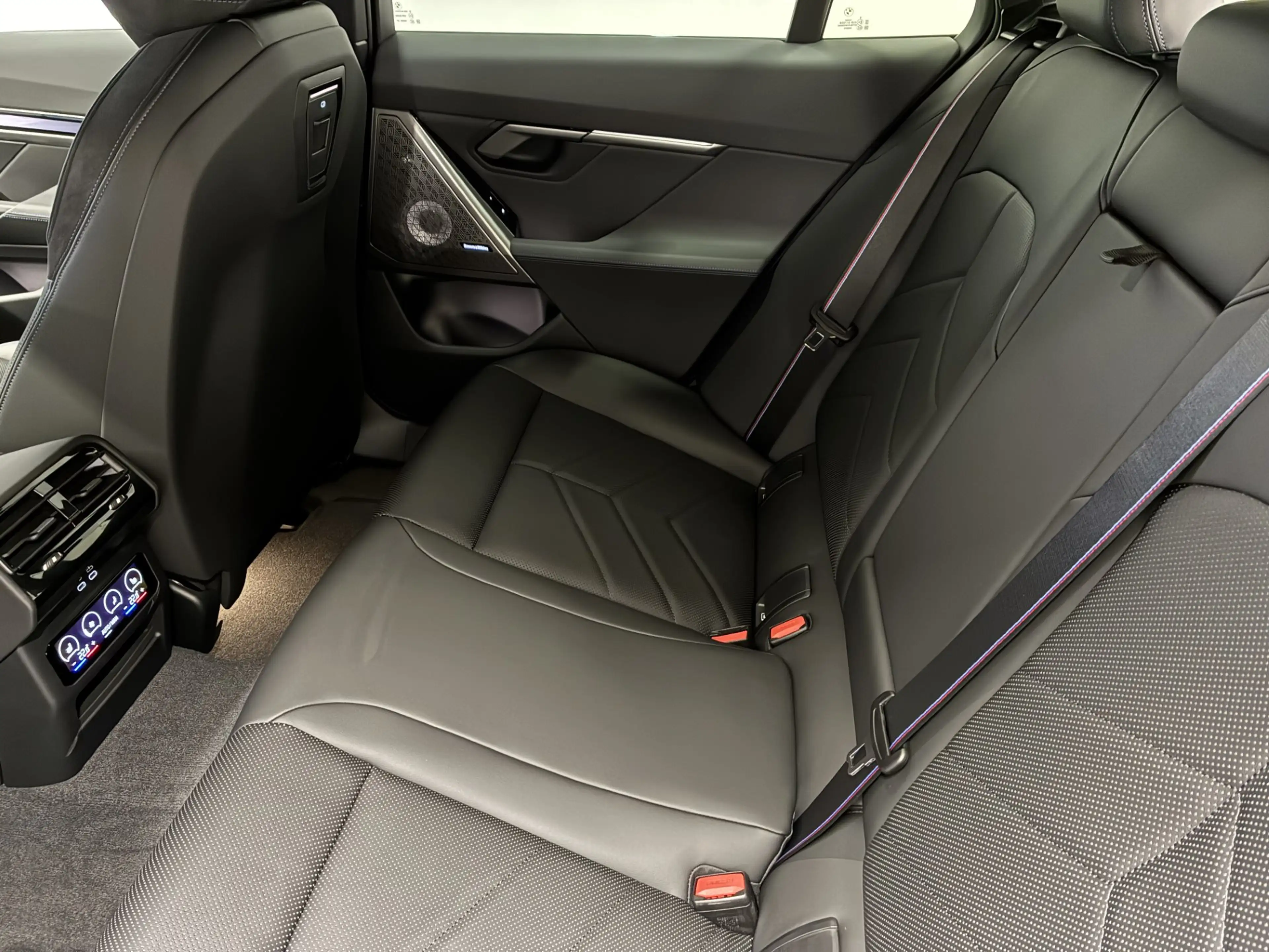 BMW i5 xDrive40 — photo 11