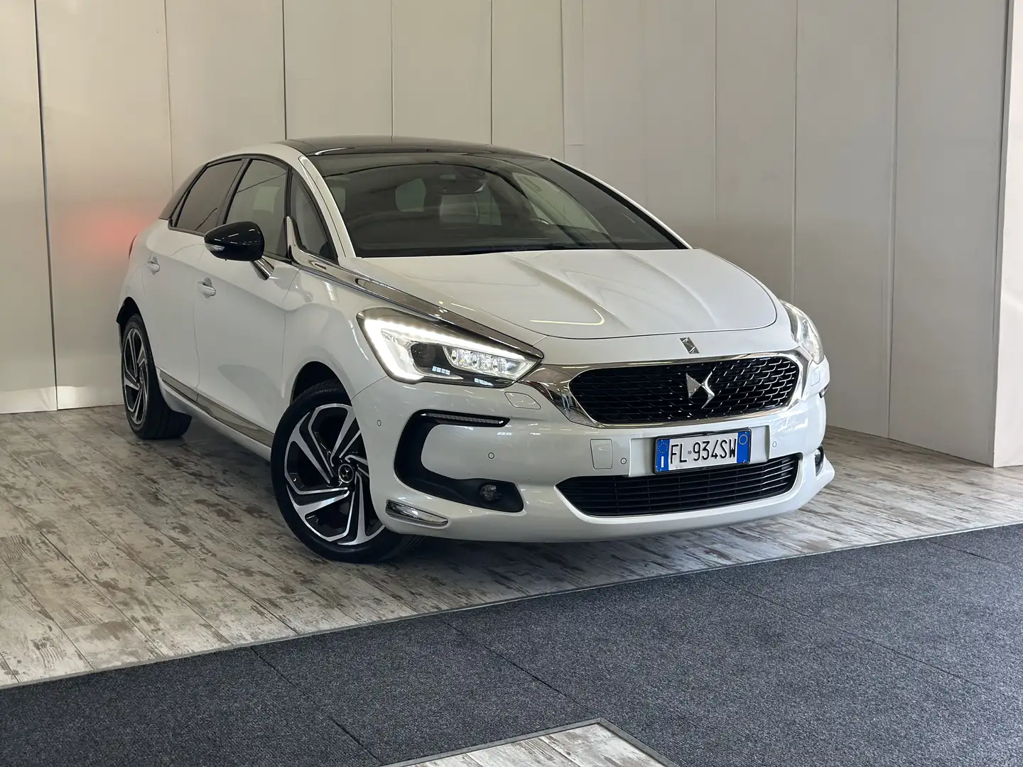 DS Automobiles DS 5 DS5 2.0 bluehdi Prestige s&s 180cv eat6 Bianco - 1