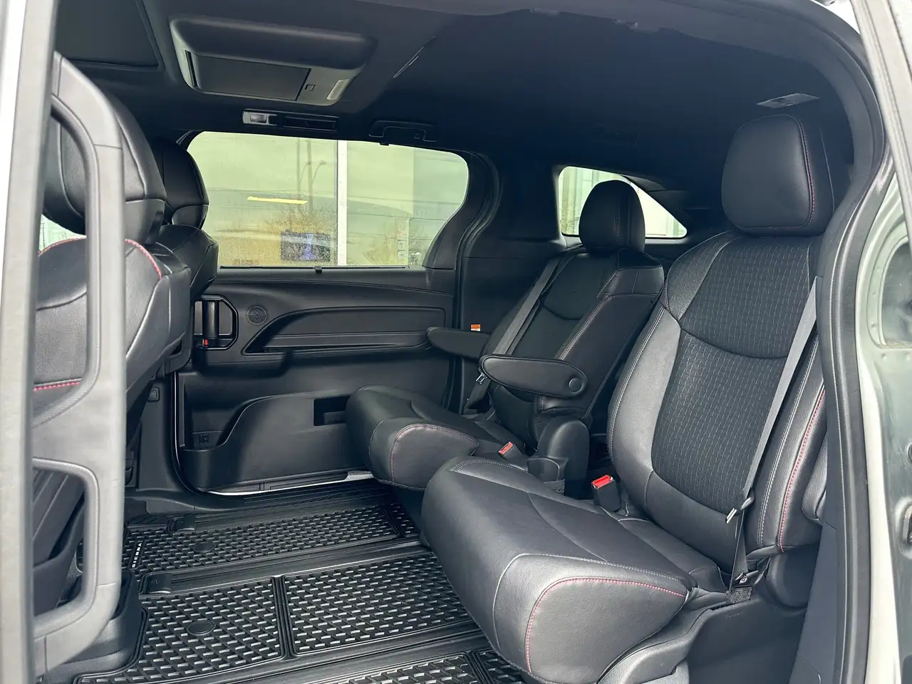 Toyota Sienna снимка Toyota Sienna