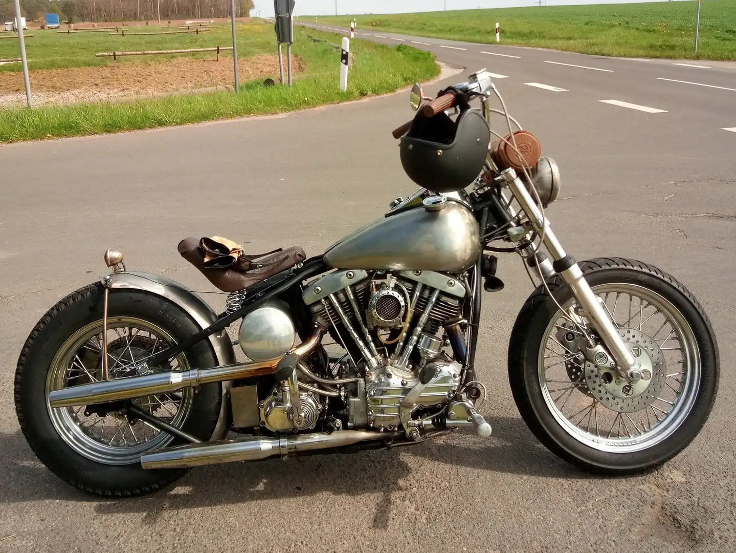 Harley-Davidson Super Glide Custom Big Twin FLH Argent - 1