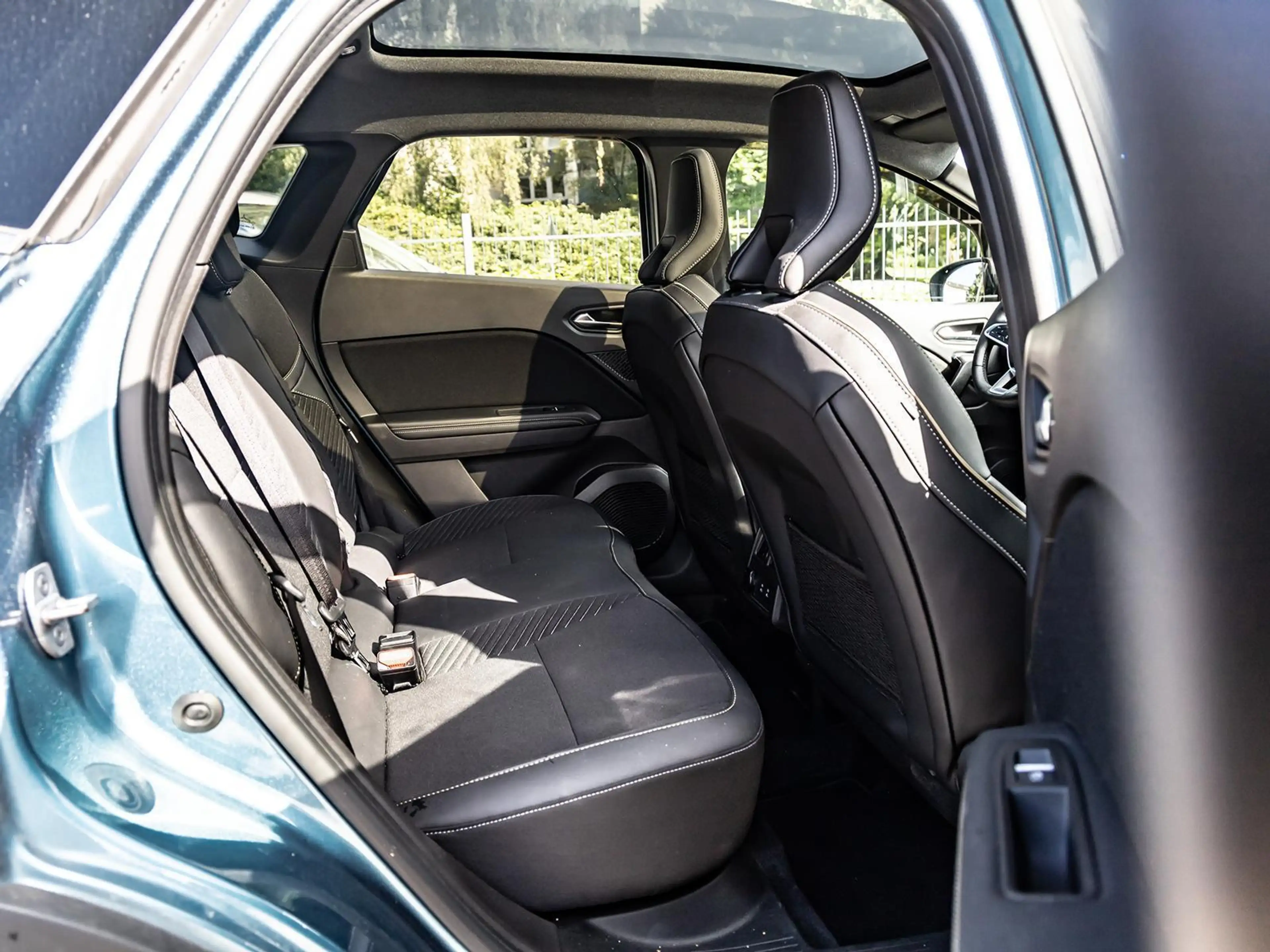 Renault Symbioz Iconic Full Hybrid 145 PANO NAVI SHZ PDC — photo 10