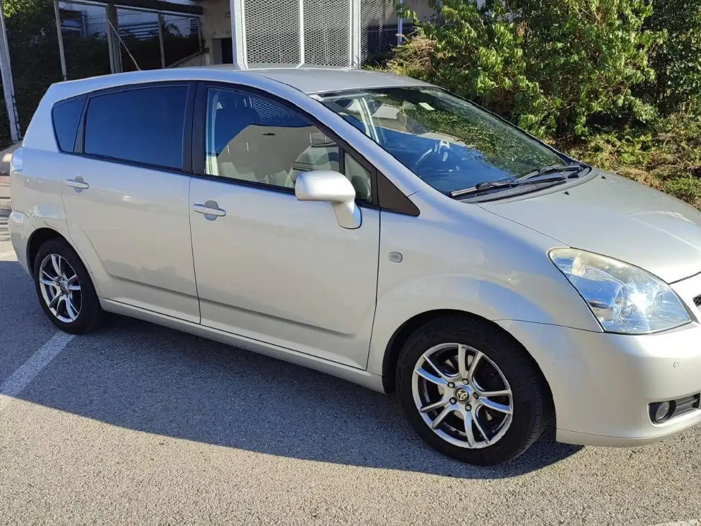 Toyota Corolla Verso Corolla Verso 2,2 D-4D 135 Linea Austria Ds. Linea Austria Grau - 2
