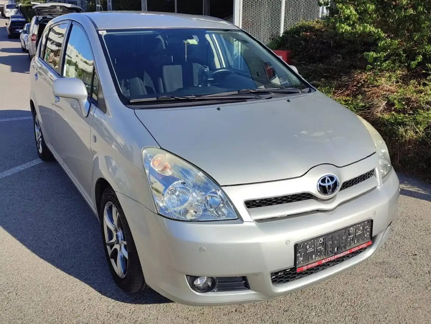 Toyota Corolla Verso Corolla Verso 2,2 D-4D 135 Linea Austria Ds. Linea Austria Grau - 1