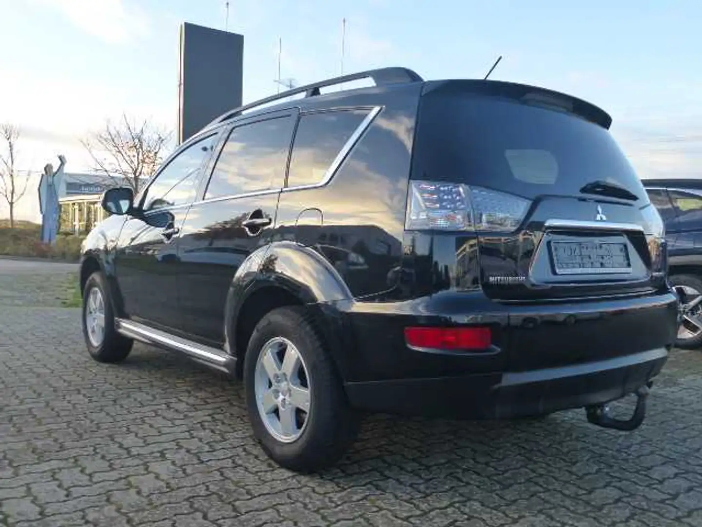 Mitsubishi Outlander 2,0 Invite 2WD Schwarz - 2