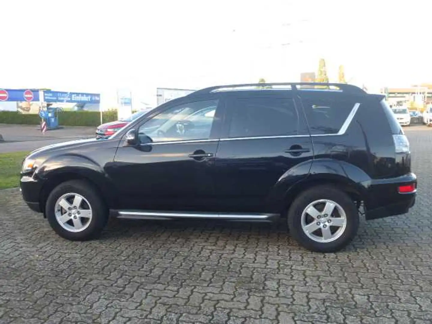 Mitsubishi Outlander 2,0 Invite 2WD Schwarz - 1