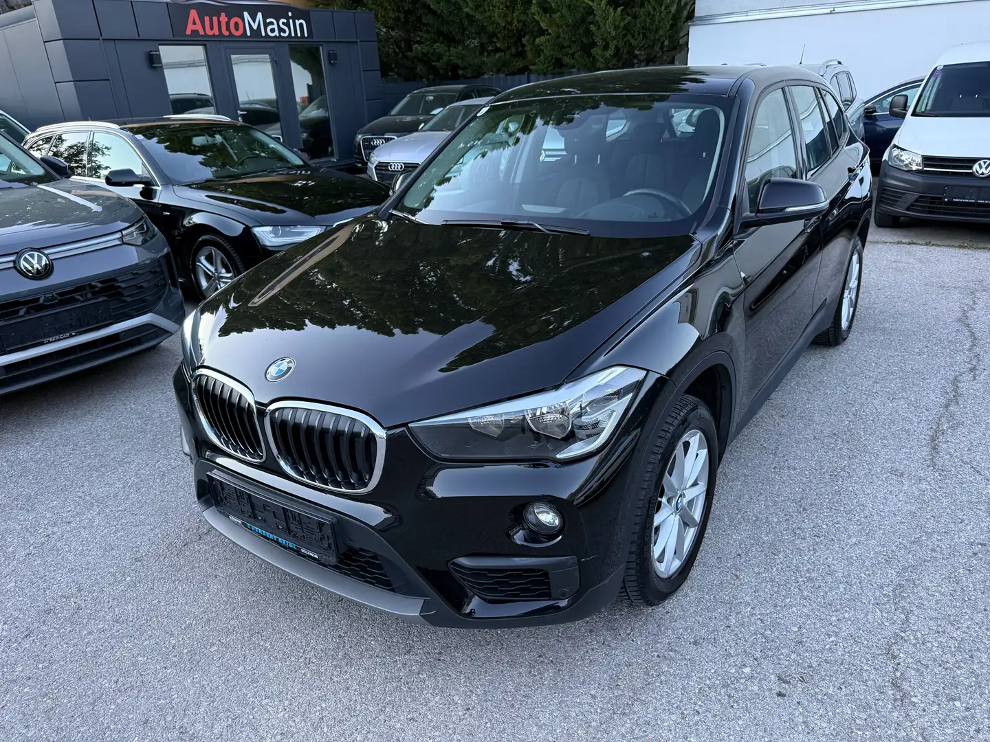 BMW X1 sDrive18d Advantage Aut. Schwarz - 1