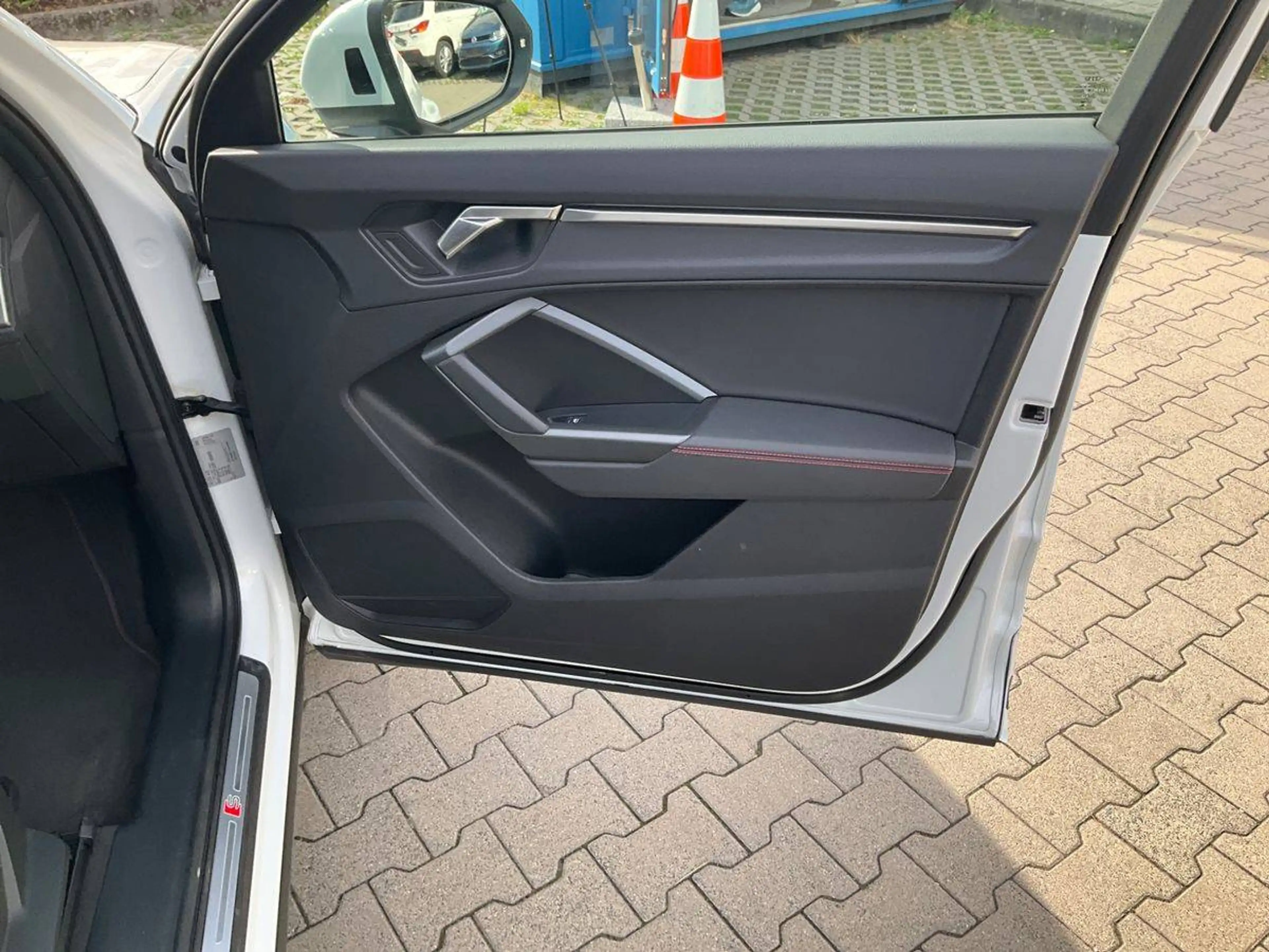 Audi Q3 35 TFSI S line — photo 14