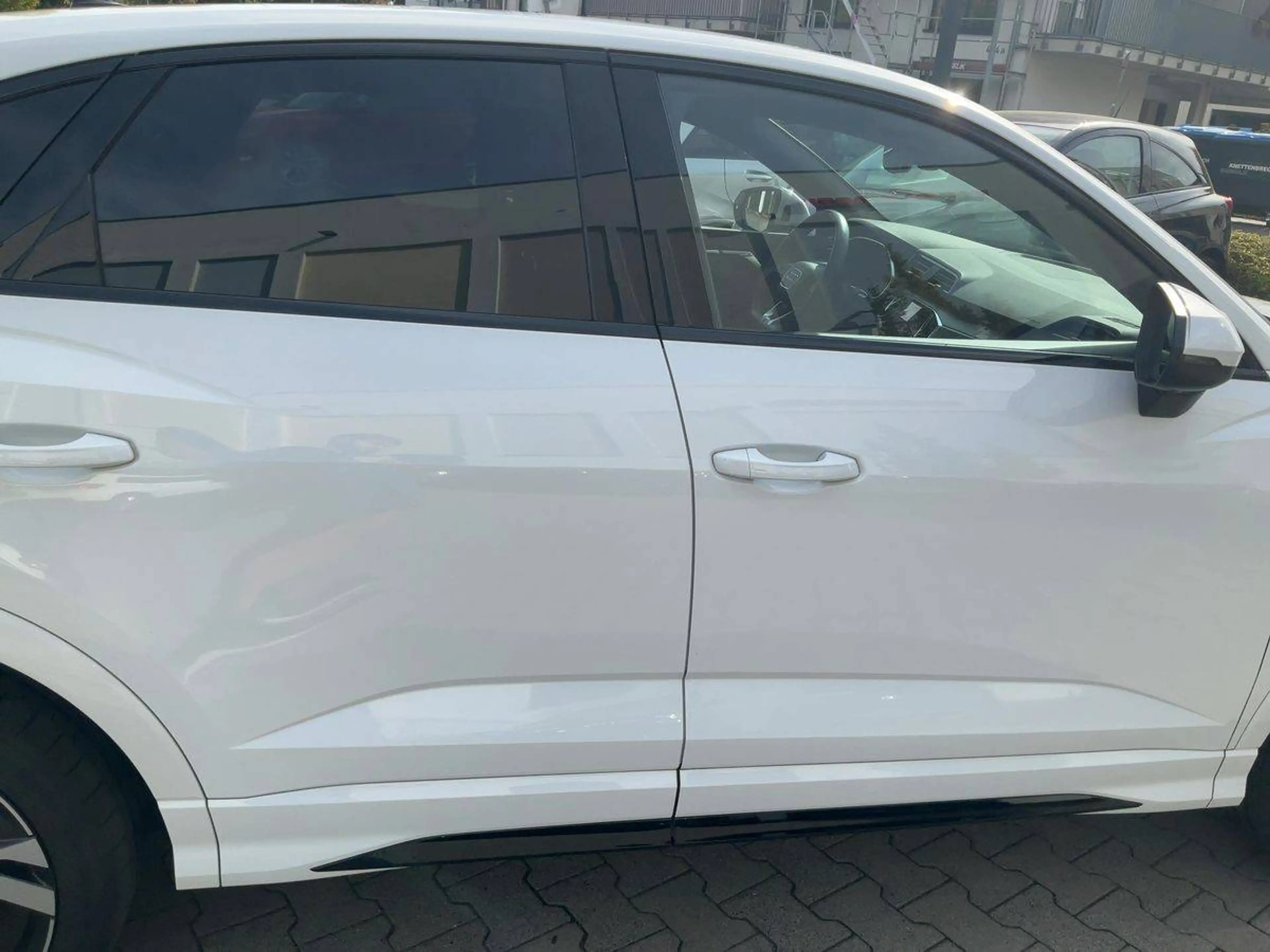 Audi Q3 35 TFSI S line — photo 4