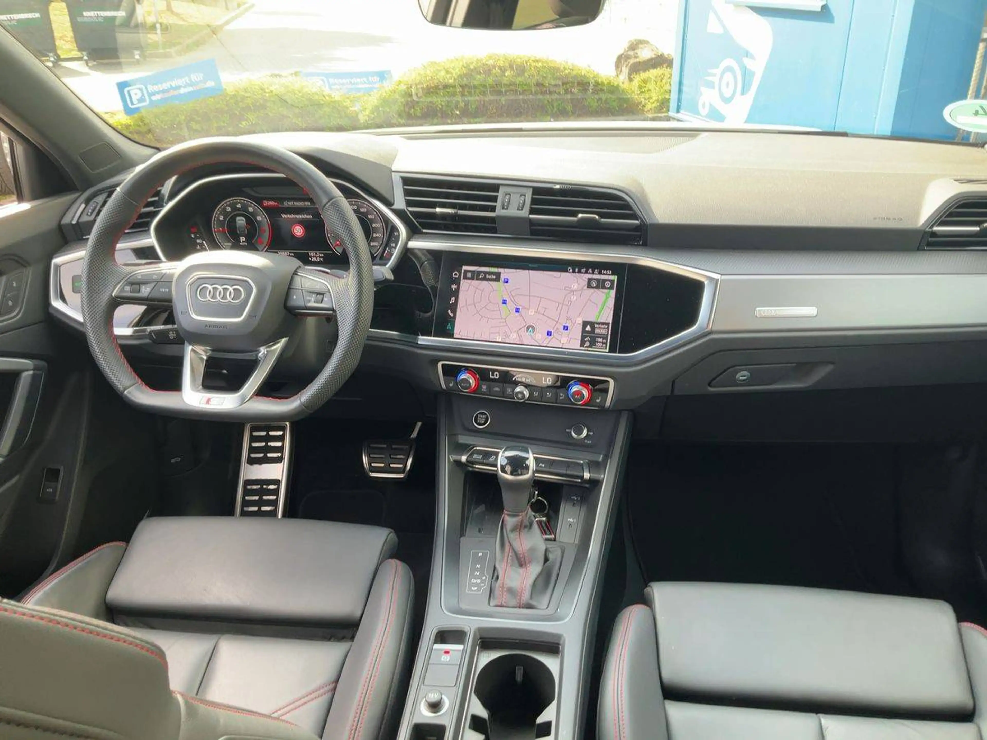 Audi Q3 35 TFSI S line — photo 10