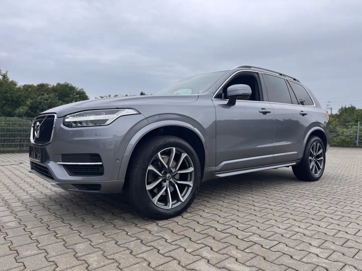Volvo XC90 XC90 Momentum AWD PANORAMA 7.Sitzer Grijs - 1