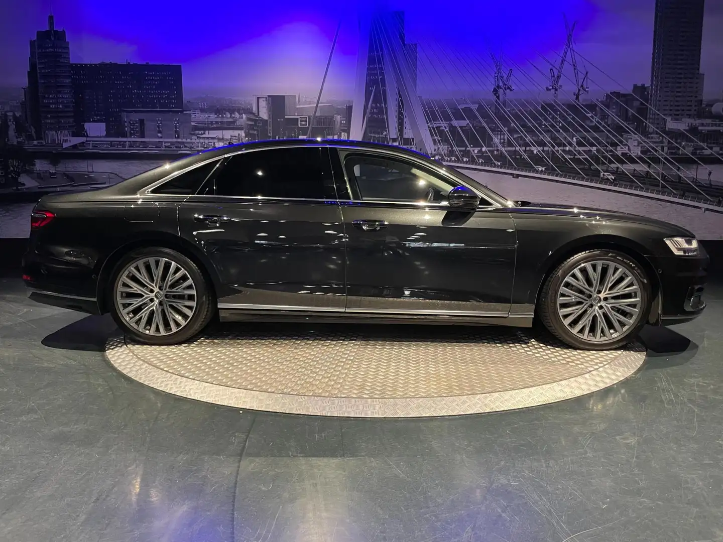 Audi A8 55 TFSI quattro Pro Line Plus *NL-auto* Grijs - 2