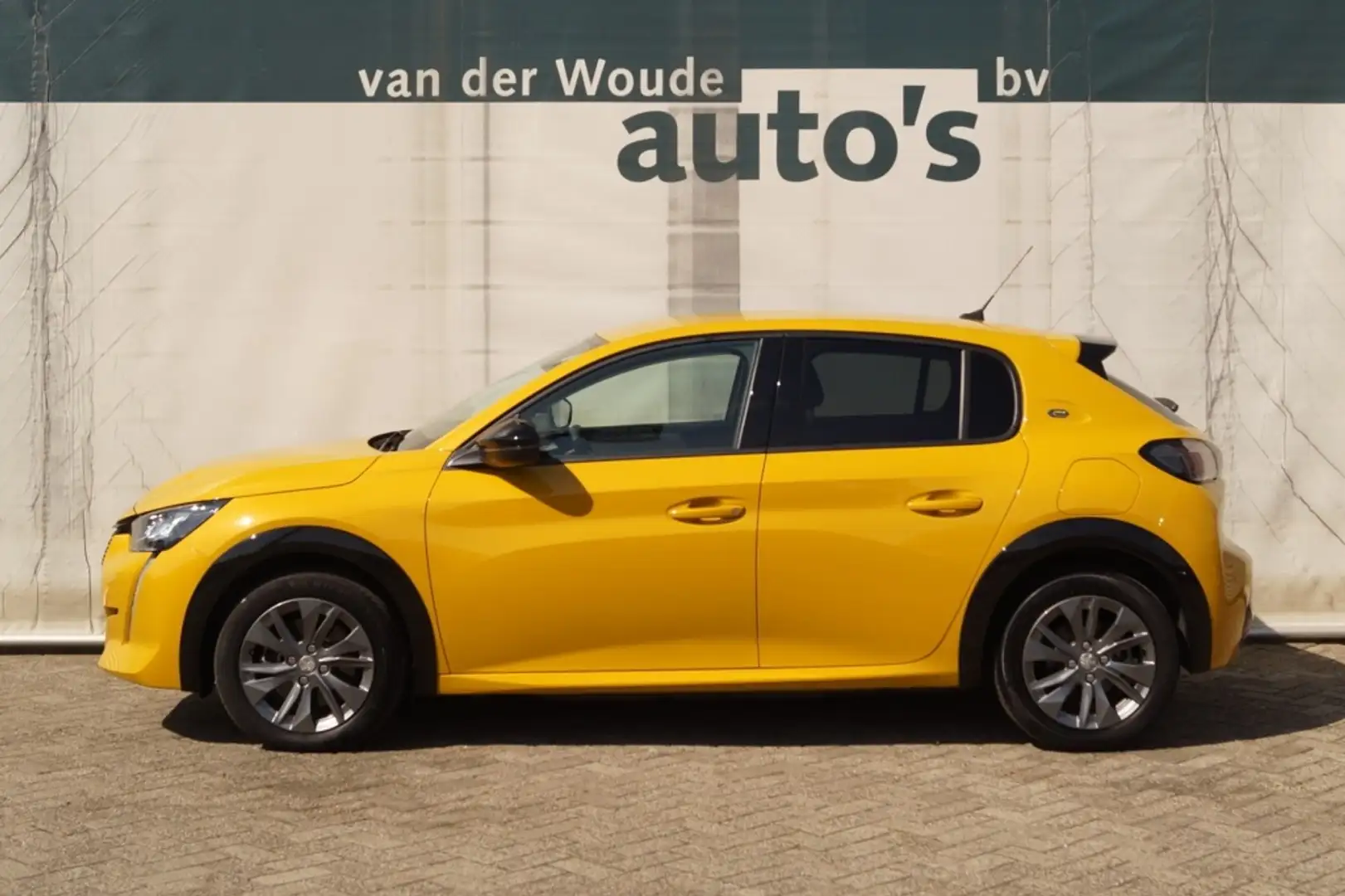 Peugeot e-208 EV Allure Pack 50kWh -ECC-PDC-CAM-DAB- Geel - 1