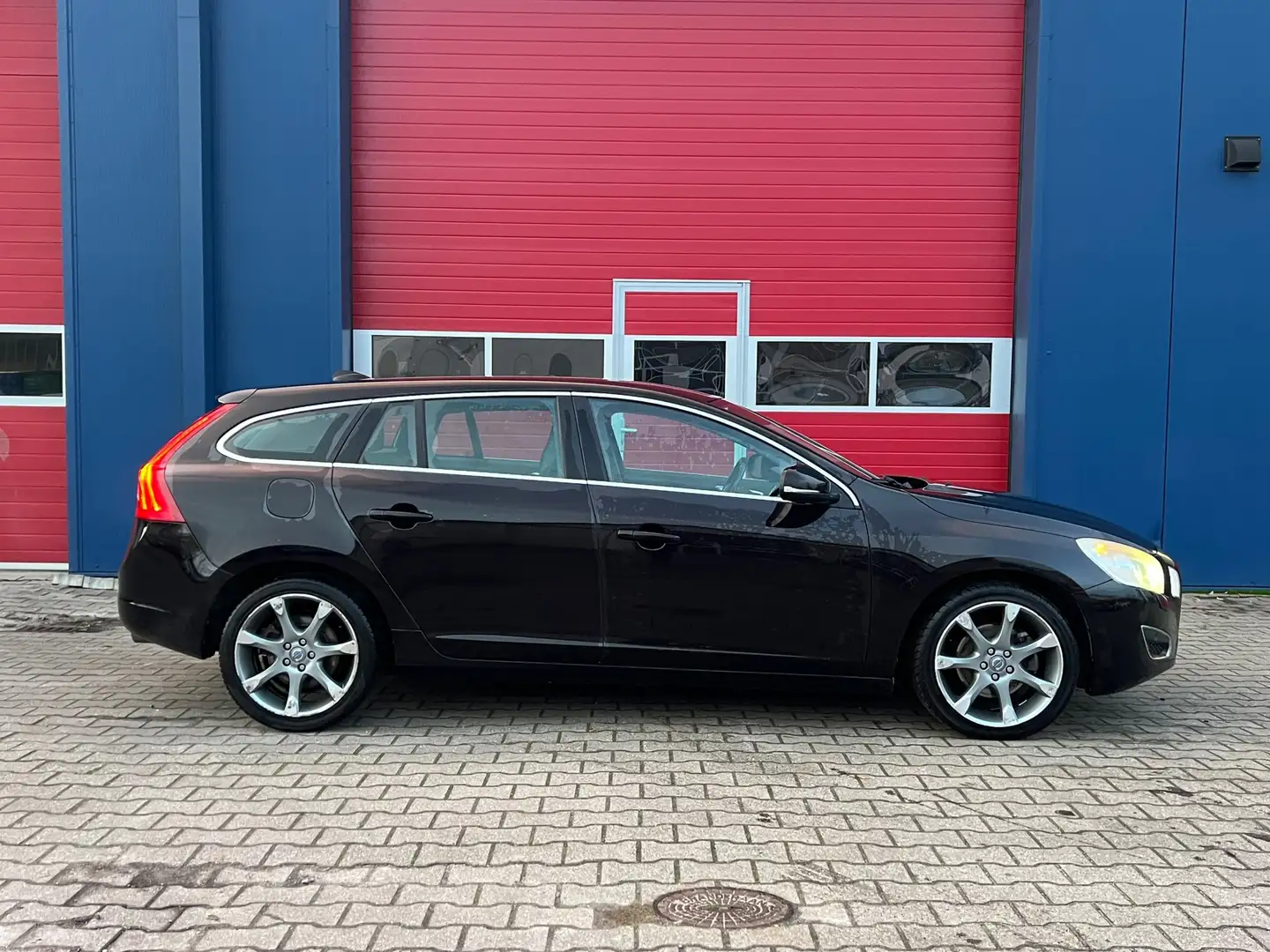 Volvo V60 1.6 T3 Summum | Navi + Cruise + Leder Nu € 4.500,- Zwart - 2