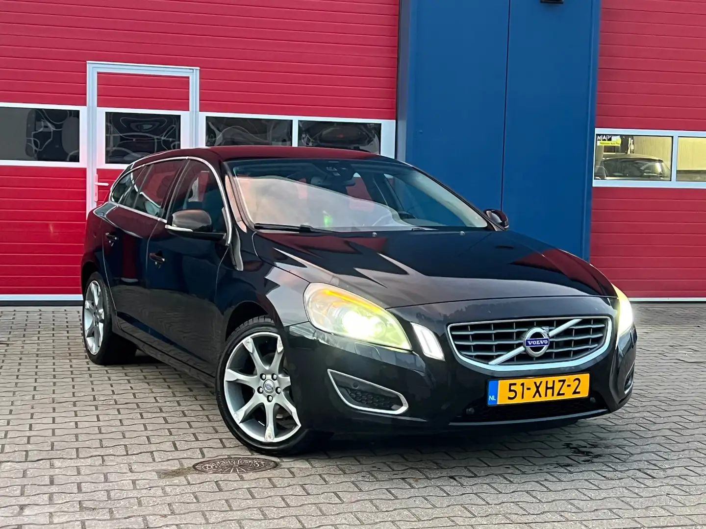 Volvo V60 1.6 T3 Summum | Navi + Cruise + Leder Nu € 4.500,- Zwart - 1