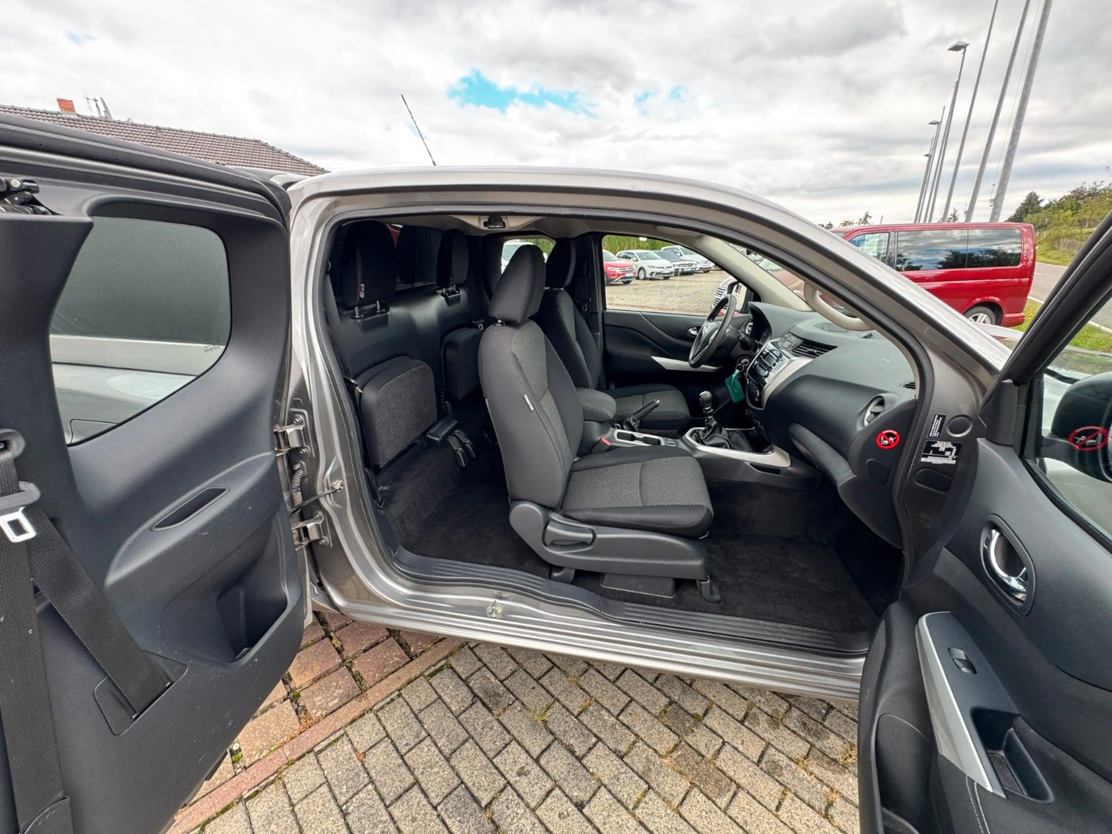 Nissan Navara NP300 Acenta King Cab 4x4 — photo 13